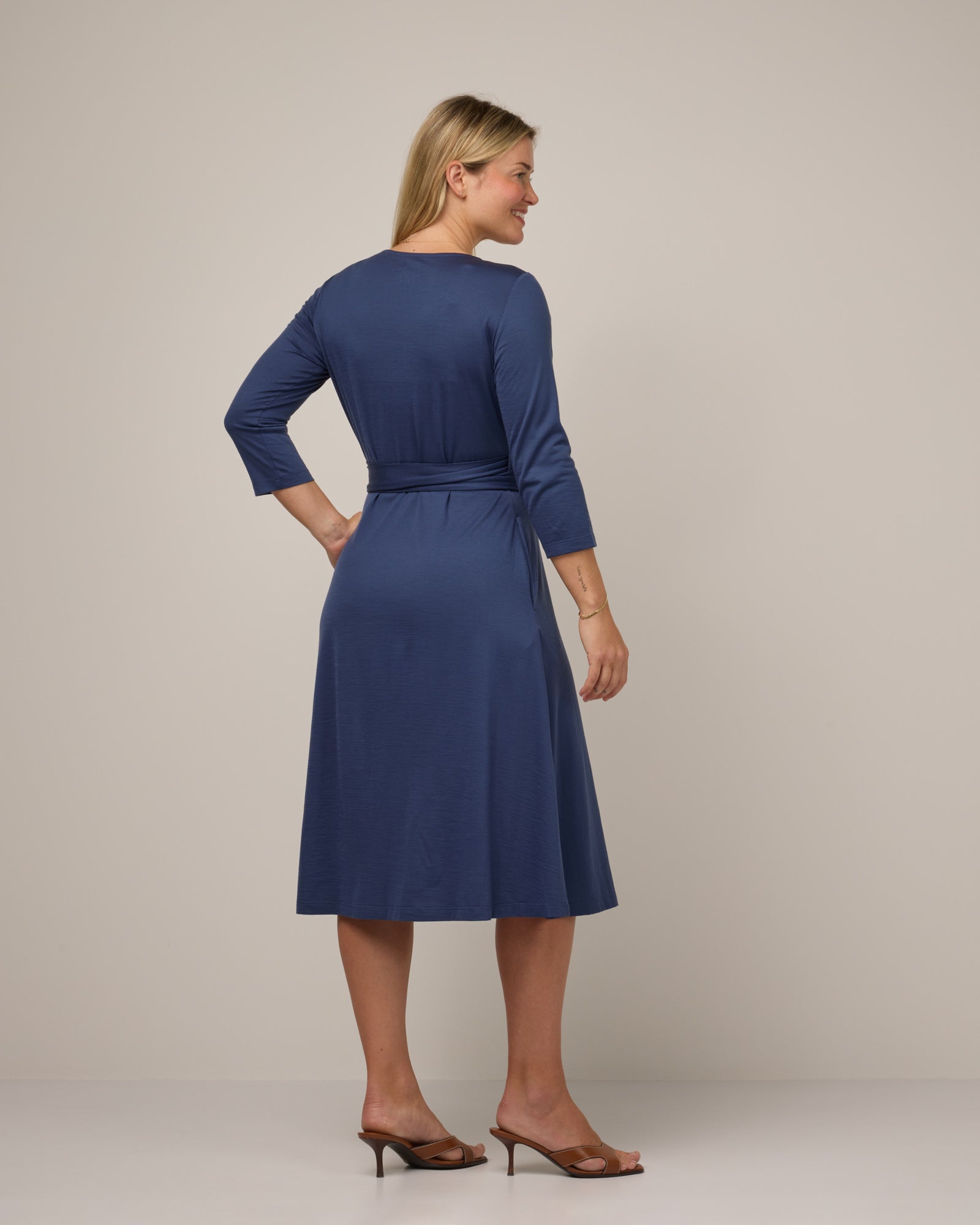 model-spec:Saasha is 5'9", wearing a size M