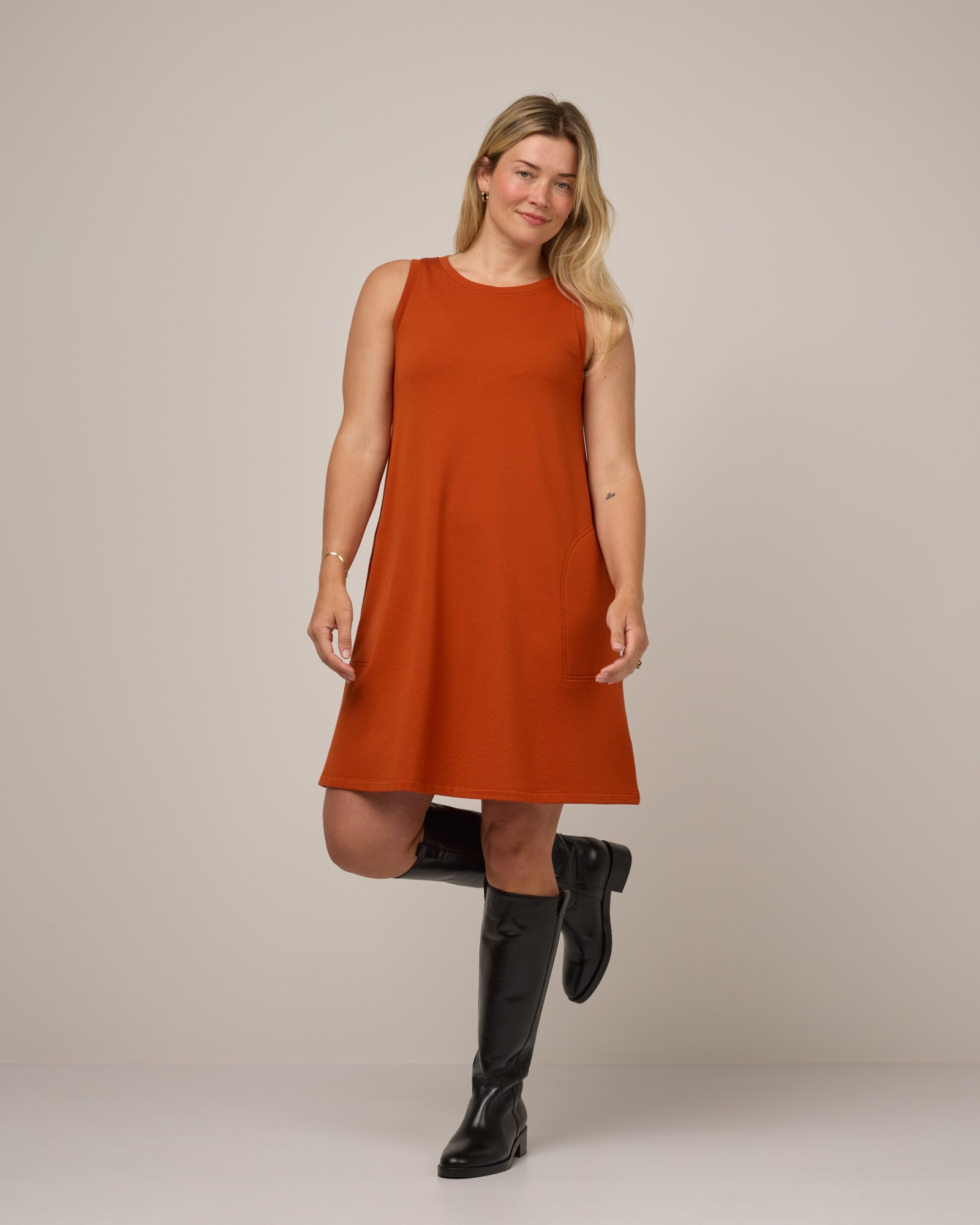 model-spec:Saasha is 5'9", wearing a size M