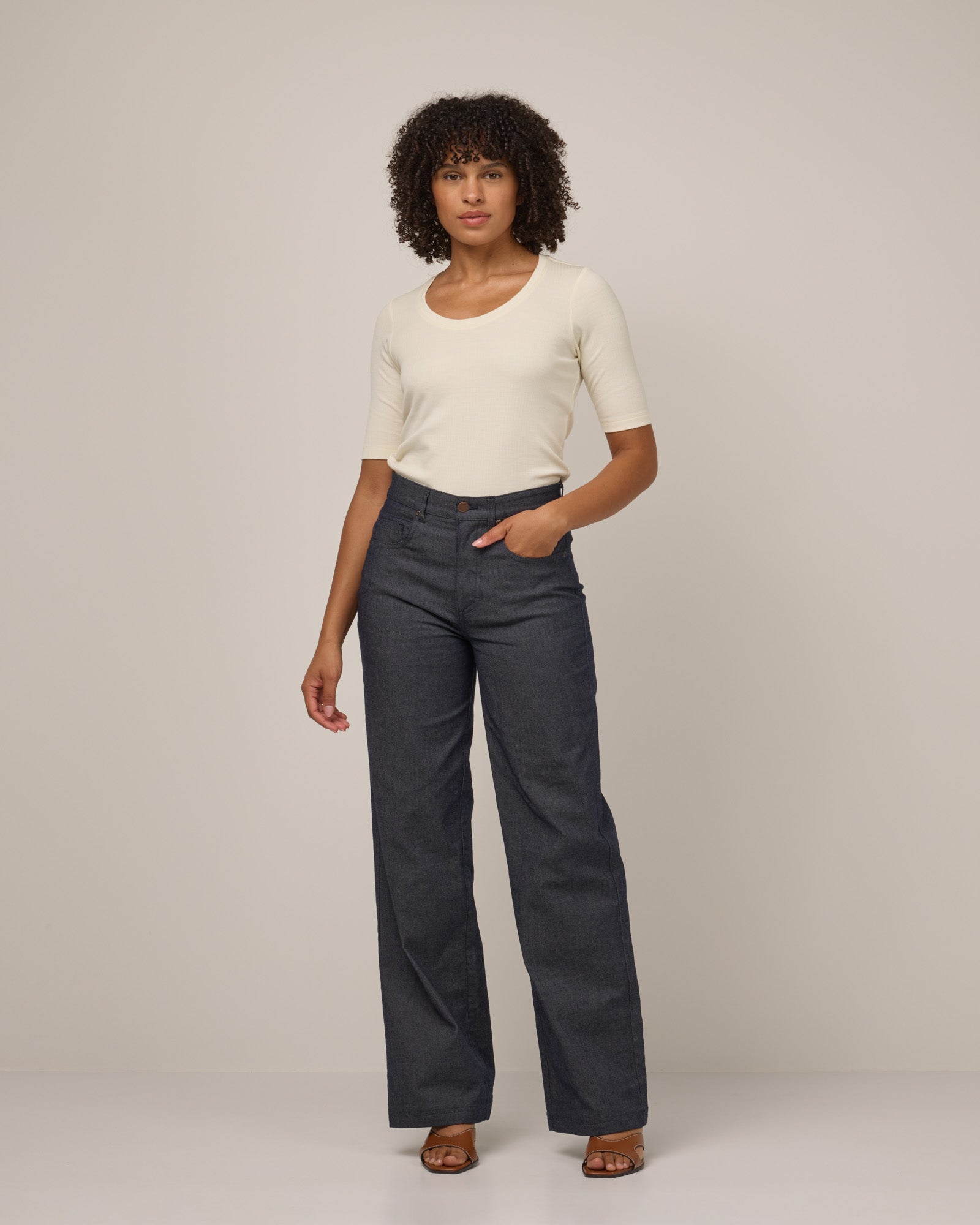 model-spec:Janiah is 5'7", wearing a size 26