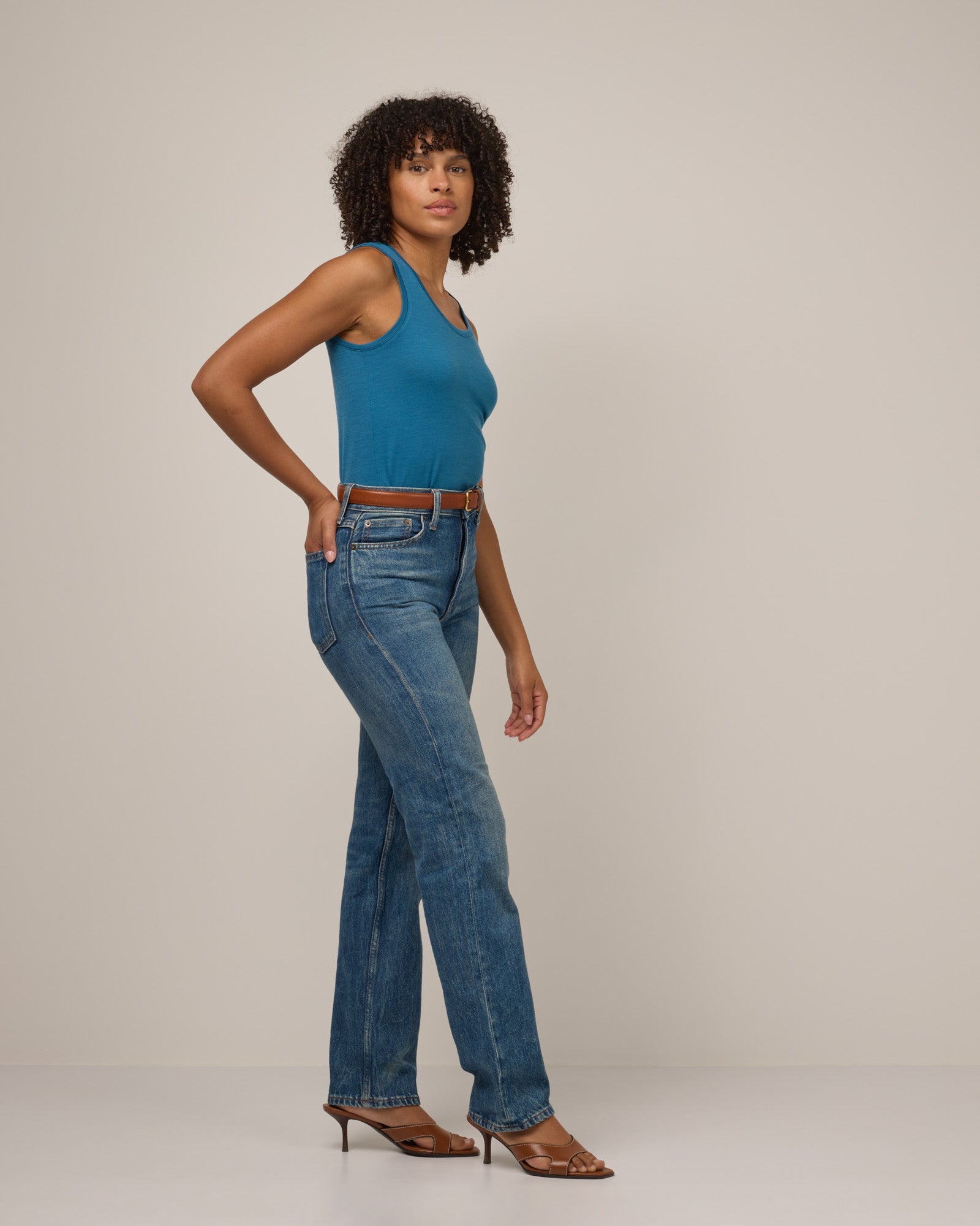 model-spec:Janiah is 5'7", wearing a size XS