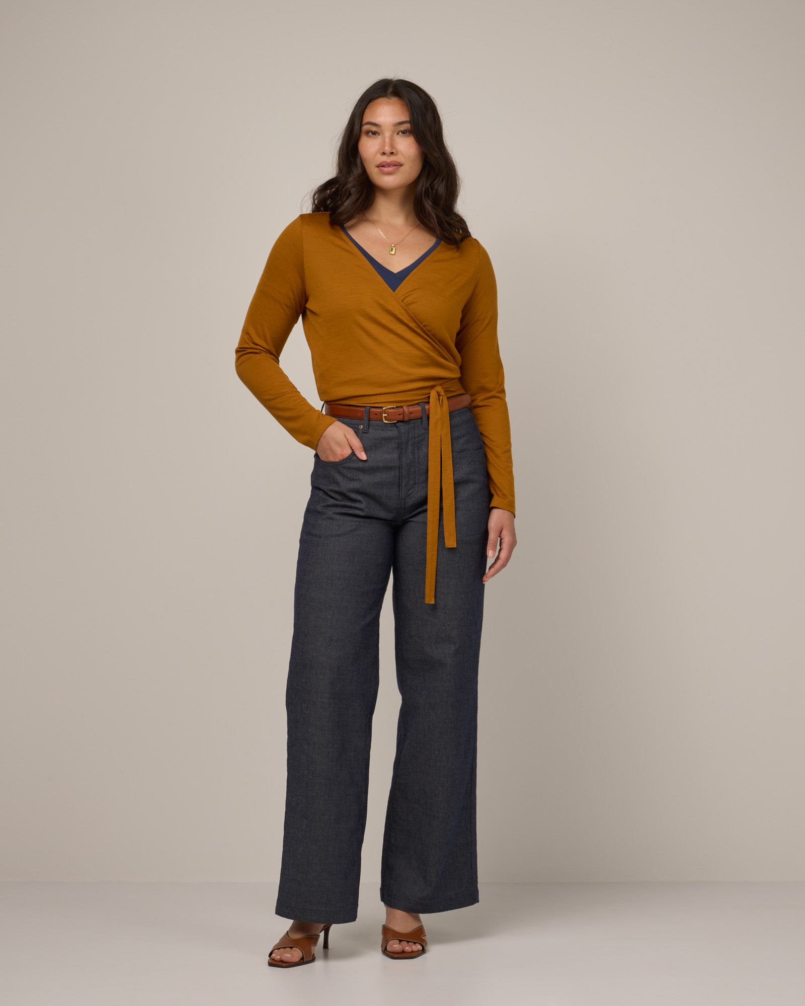 model-spec:Maile is 5'9", wearing a size M