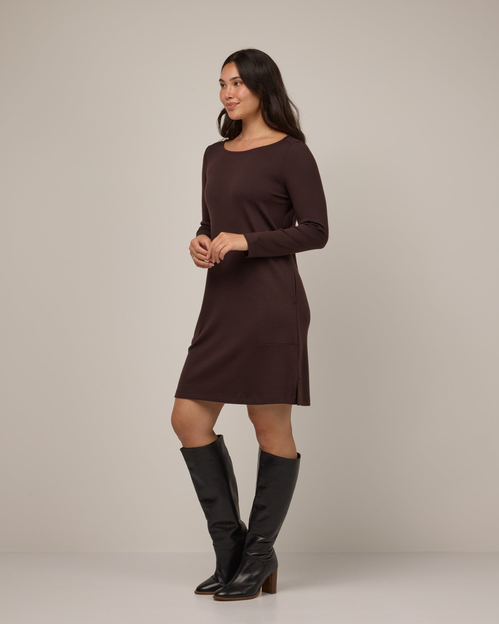 model-spec:Maile is 5'9", wearing a size M Regular