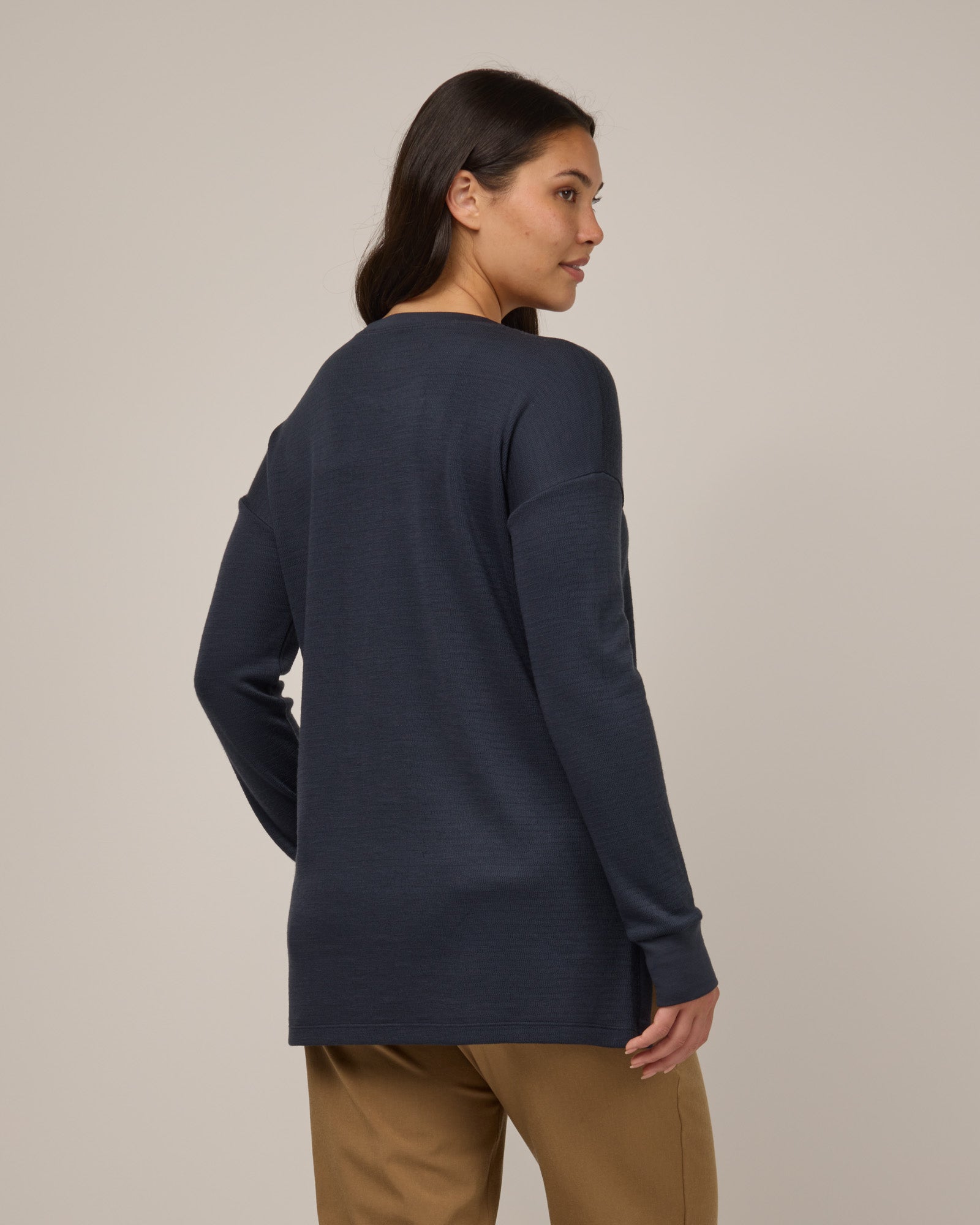 model-spec:Maile is 5'9", wearing a size M