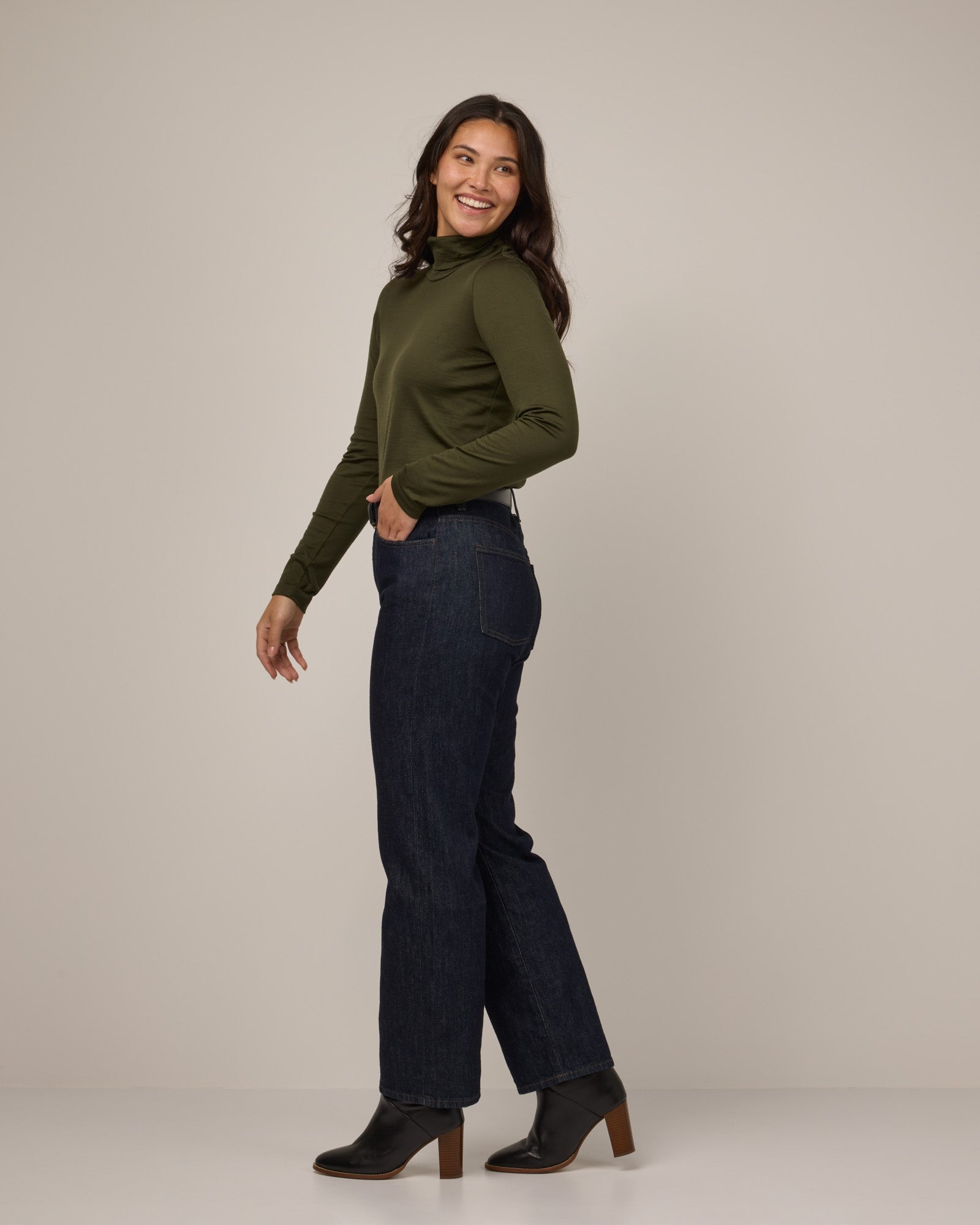 model-spec:Maile is 5'9", wearing a size M