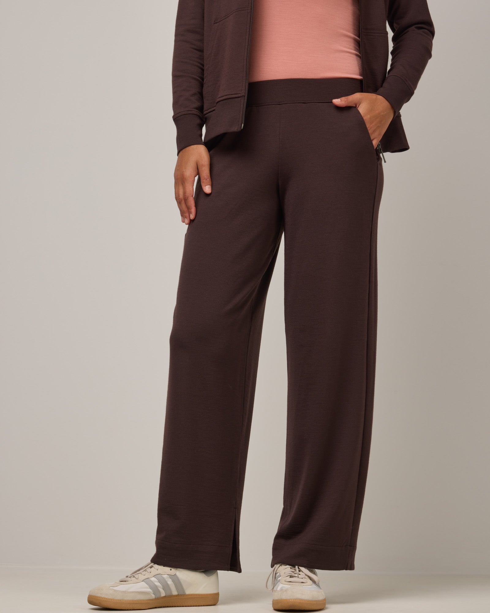 model-spec:Valyn is 5'10", wearing a size S