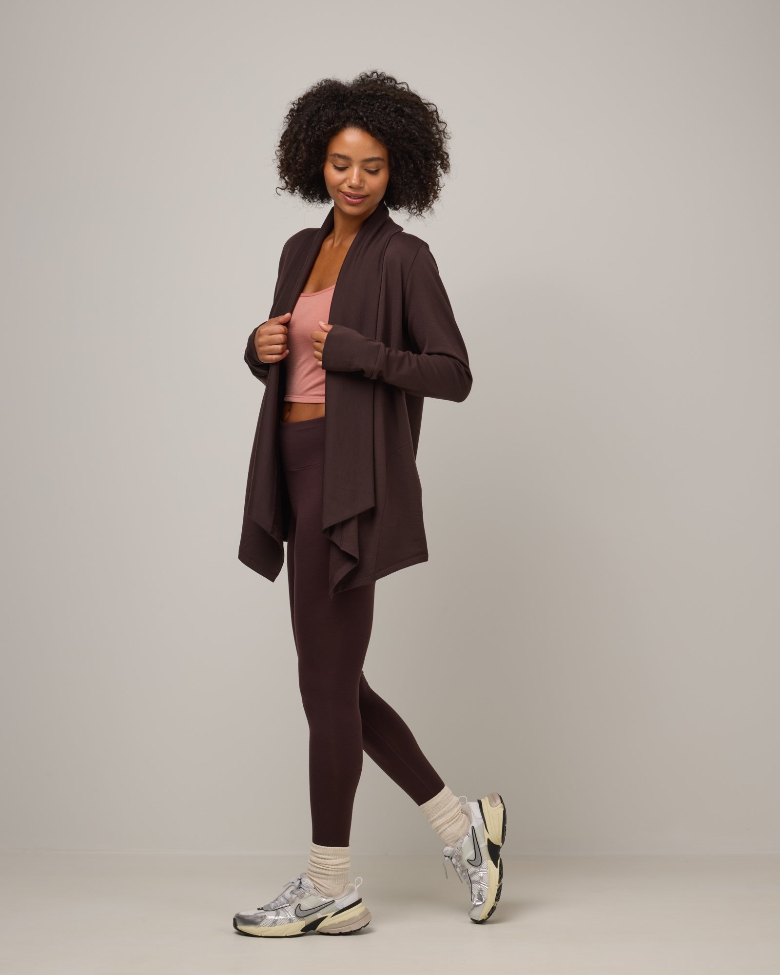 【ダークブラウン（20）】【CMMN SWDN/コモン スウェーデン】Rug artwork Cardigan Aspen Merino Wool Cardigan - Espresso – Aspen Cardigan | wool&