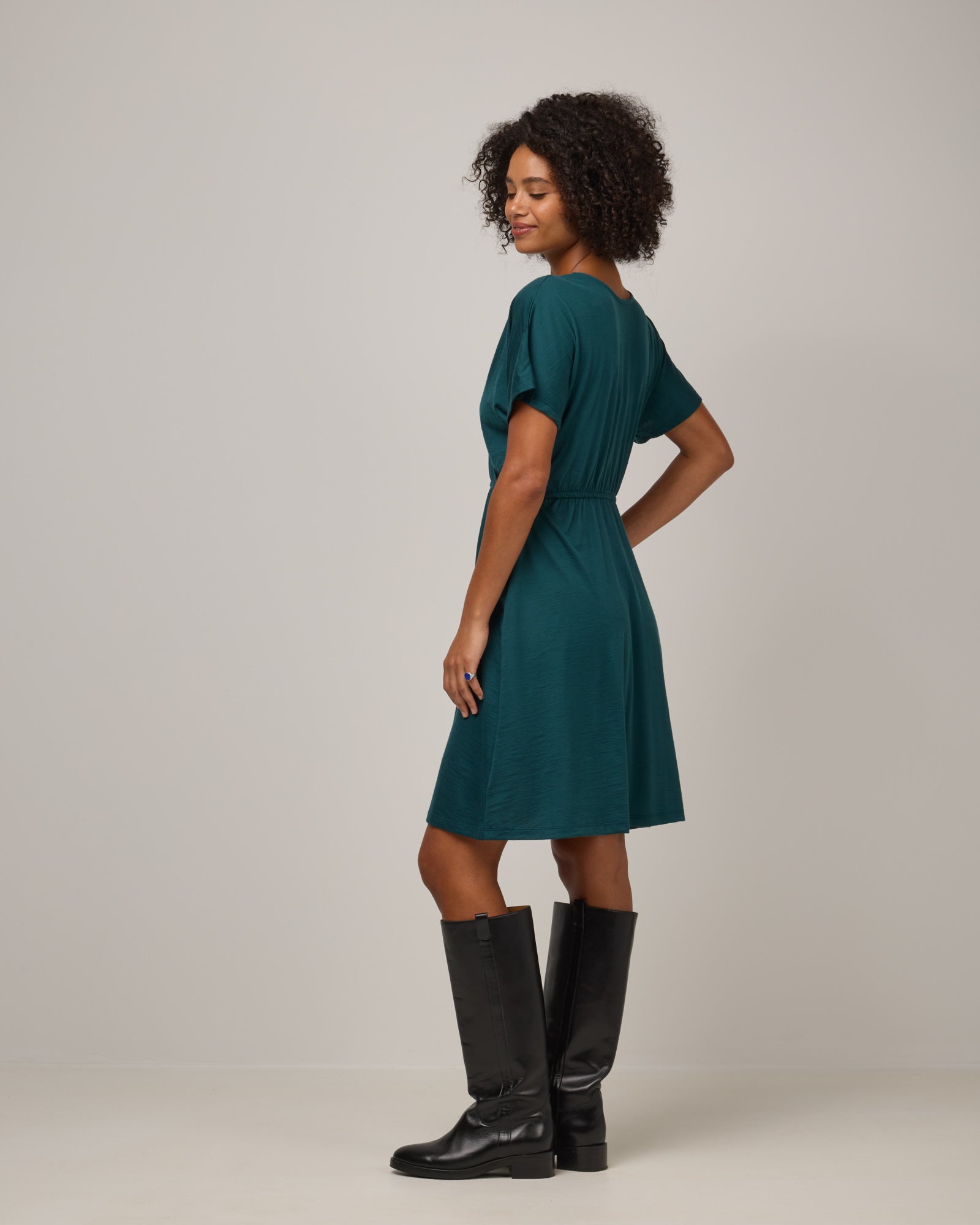 model-spec:Valyn is 5'10", wearing a size S