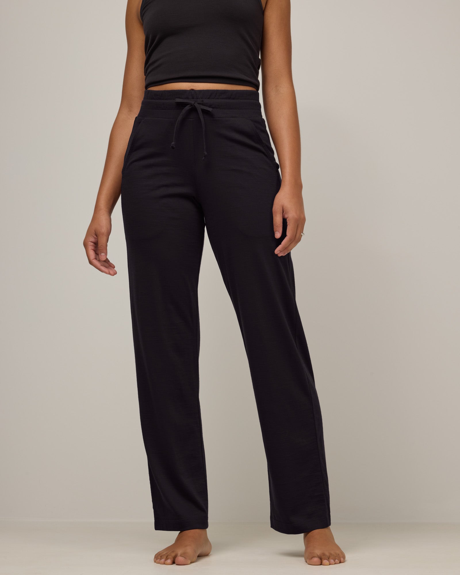 model-spec:Janiah is 5'7", wearing a size XS