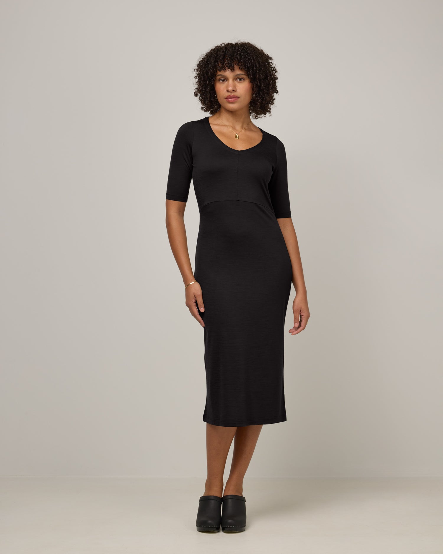 green emerald velvet dress Endy Fitted Midi Dress in Black – SVRN main image 0