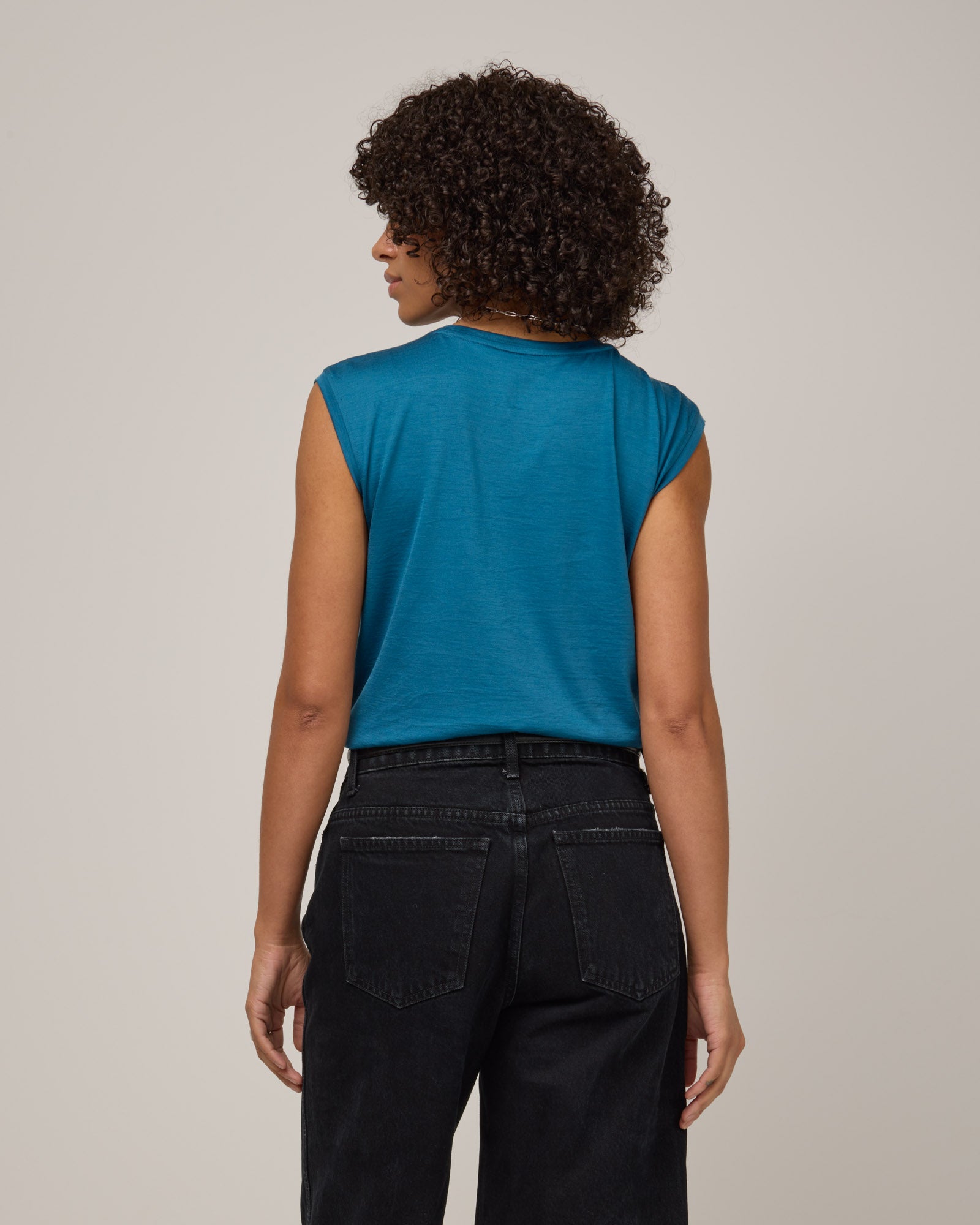 model-spec:Janiah is 5'7", wearing a size XS