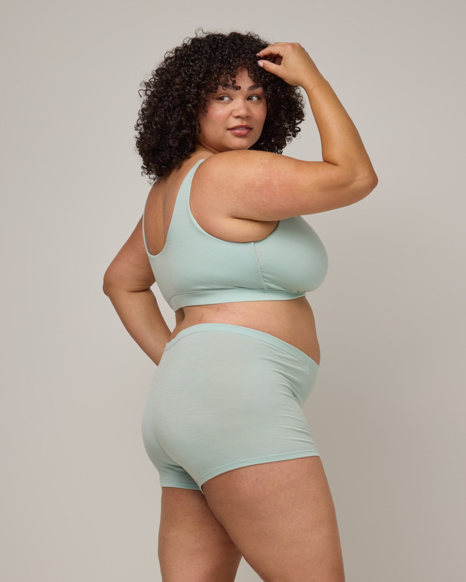 model-spec:Daron's bust is 51.5", and she wears a size 2X