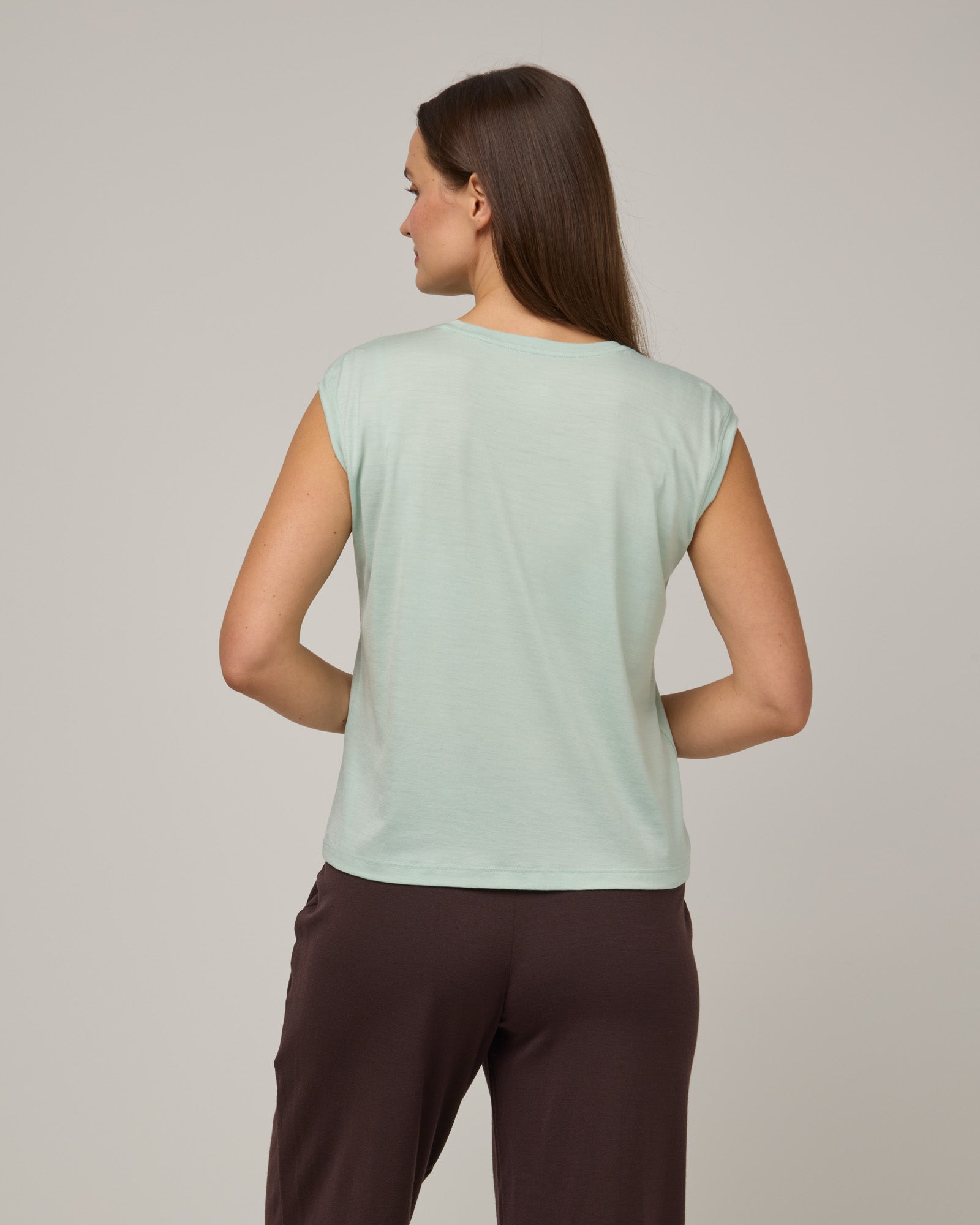 model-spec:Nicole is 5'8", wearing a size S