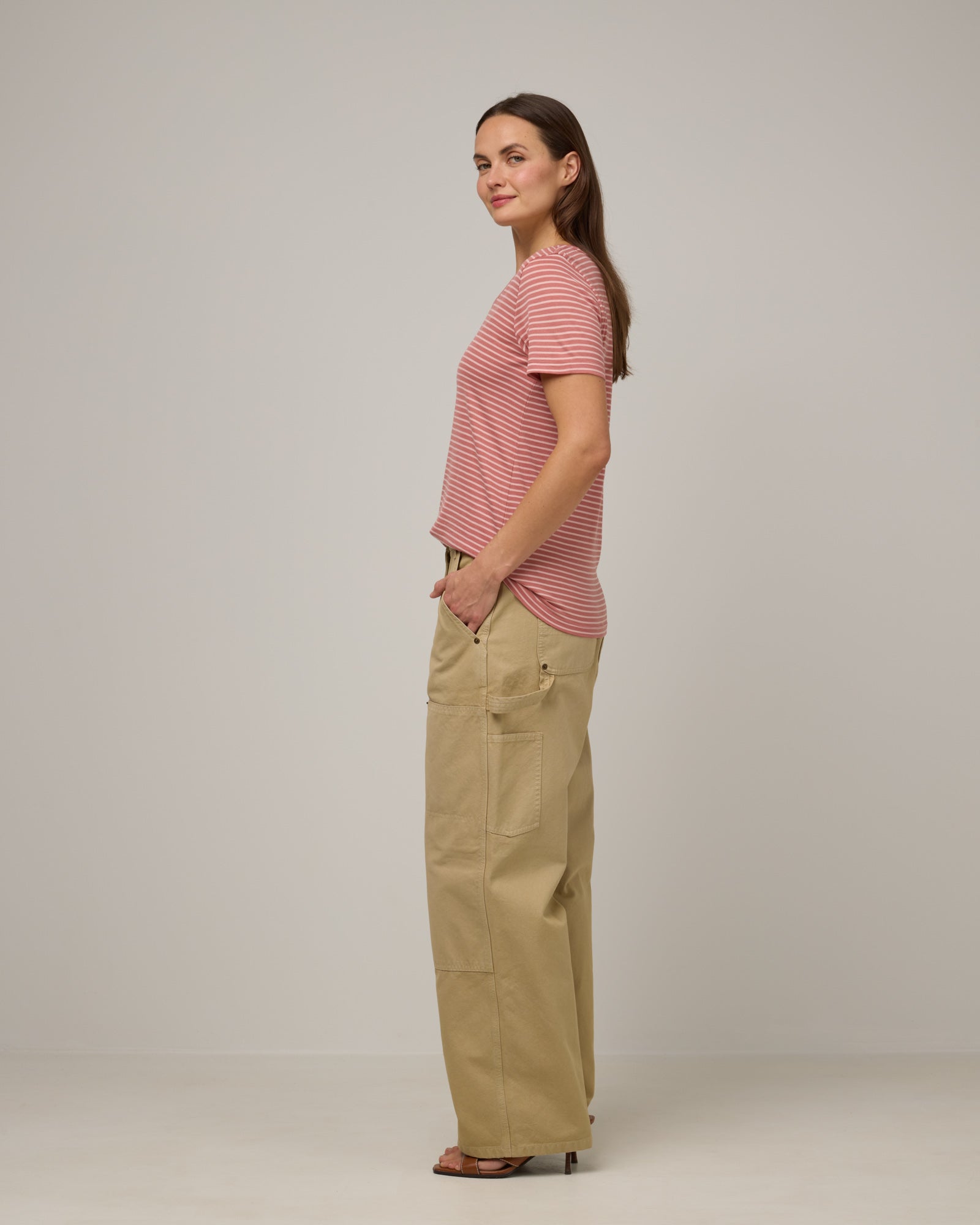 model-spec:Nicole is 5'8", wearing a size S