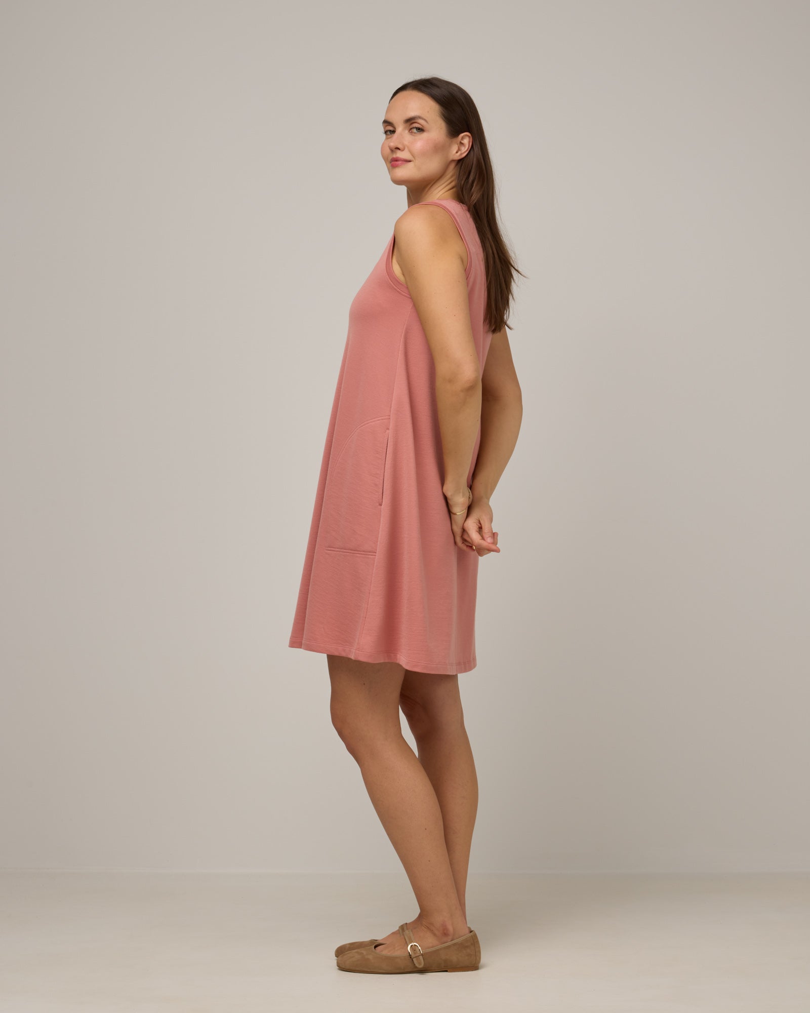 model-spec:Nicole is 5'8", wearing a size S