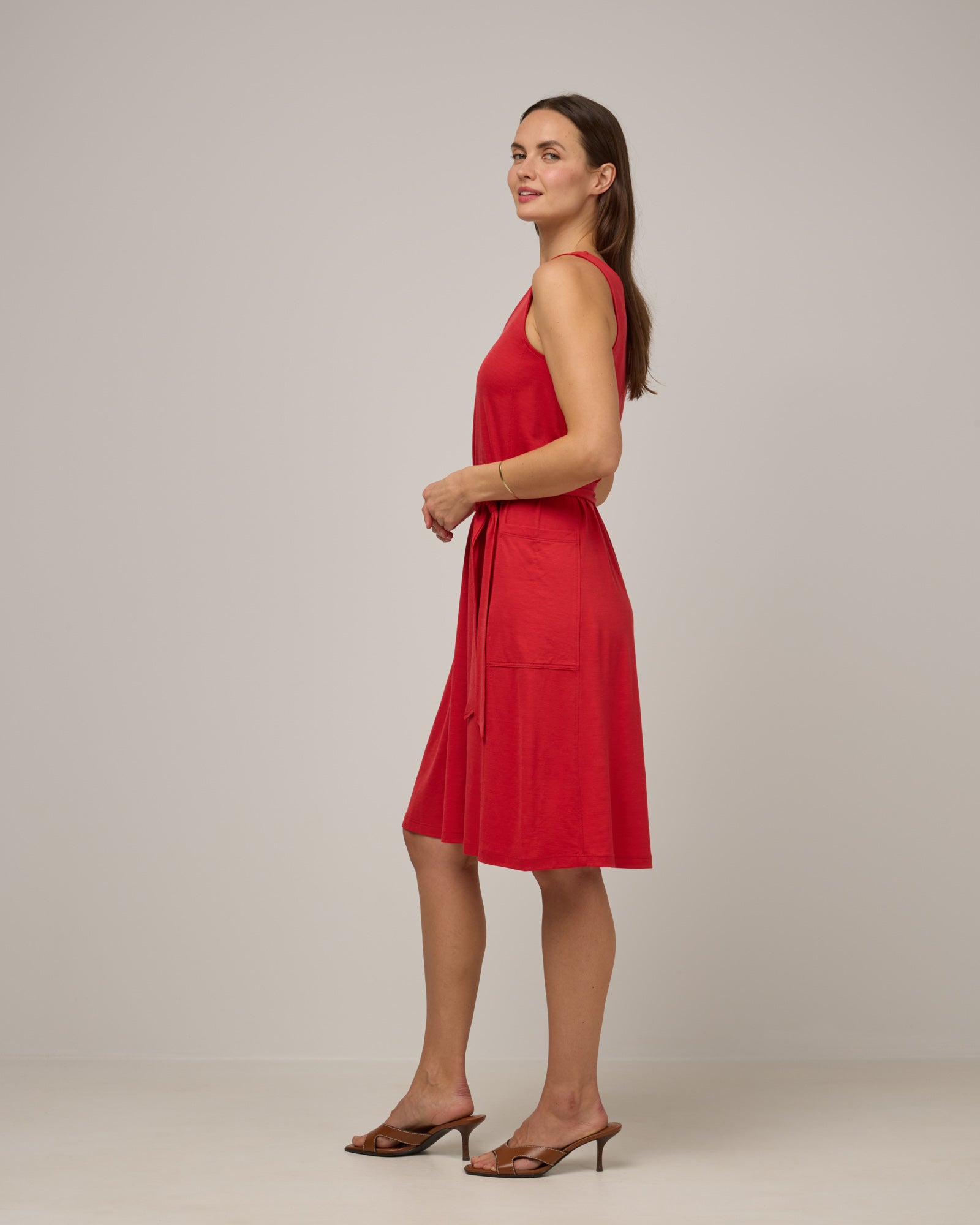 model-spec:Nicole is 5'8", wearing a size S