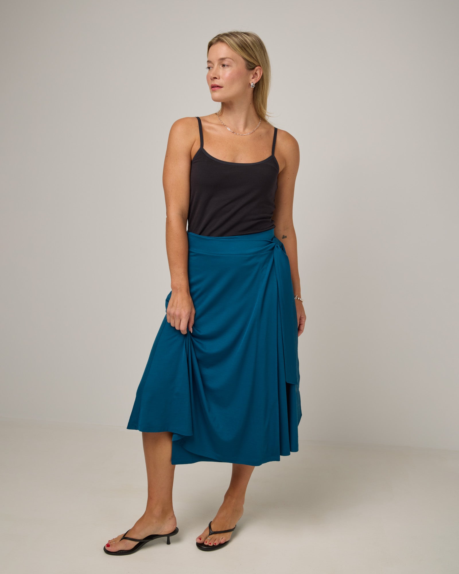 model-spec:Saasha is 5'9", wearing a size M