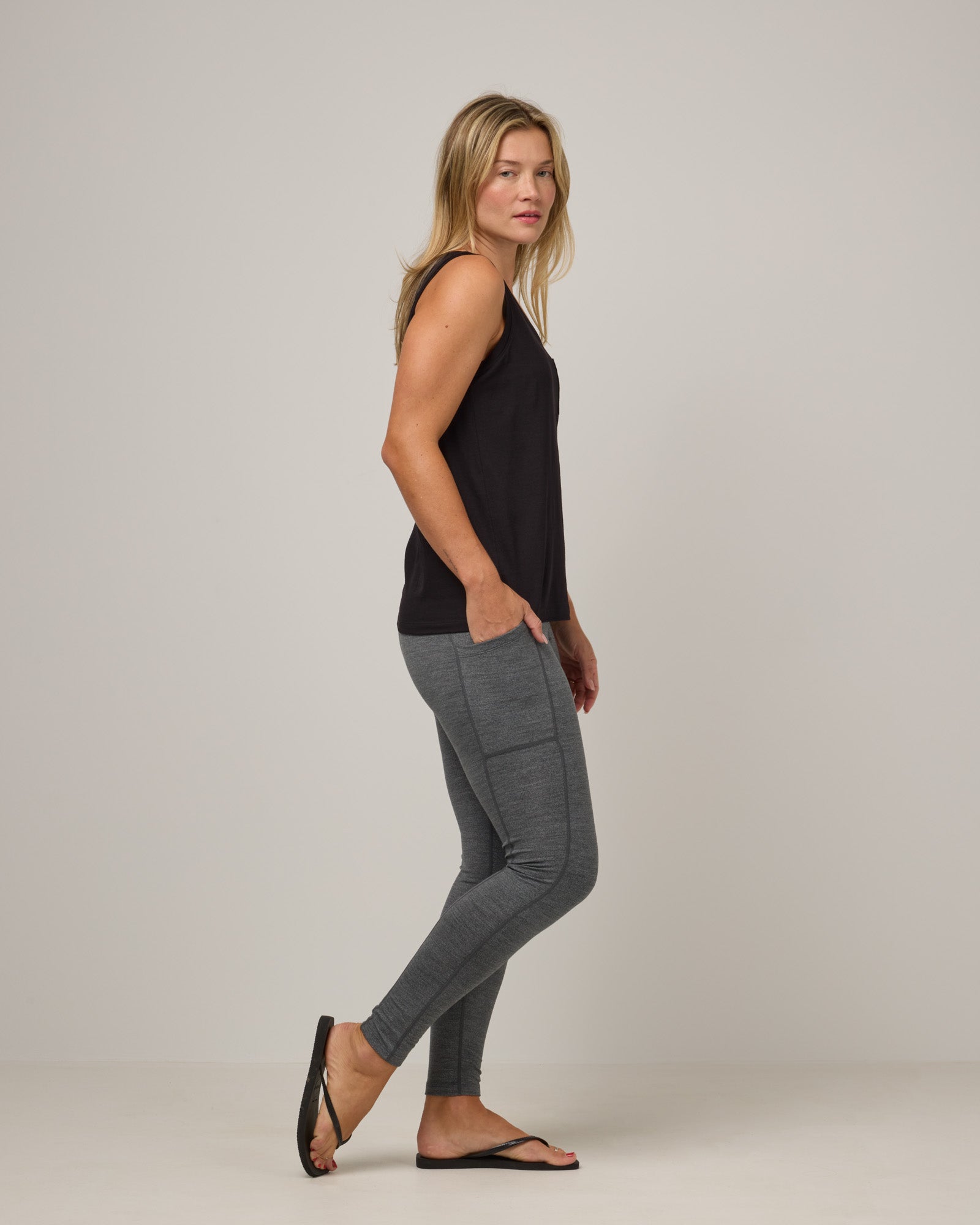 model-spec:Saasha is 5'9", wearing a size M