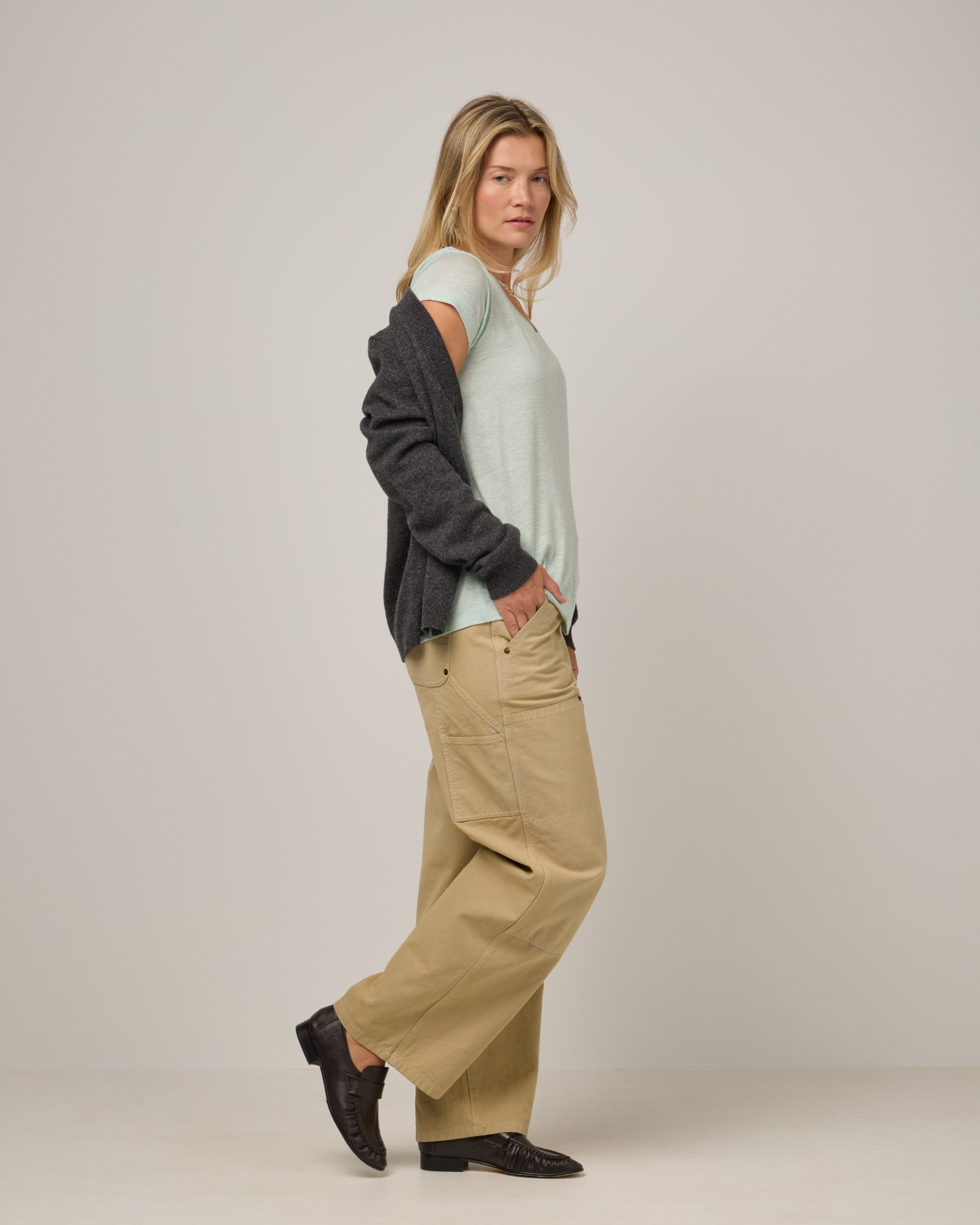 model-spec:Saasha is 5'9", wearing a size M