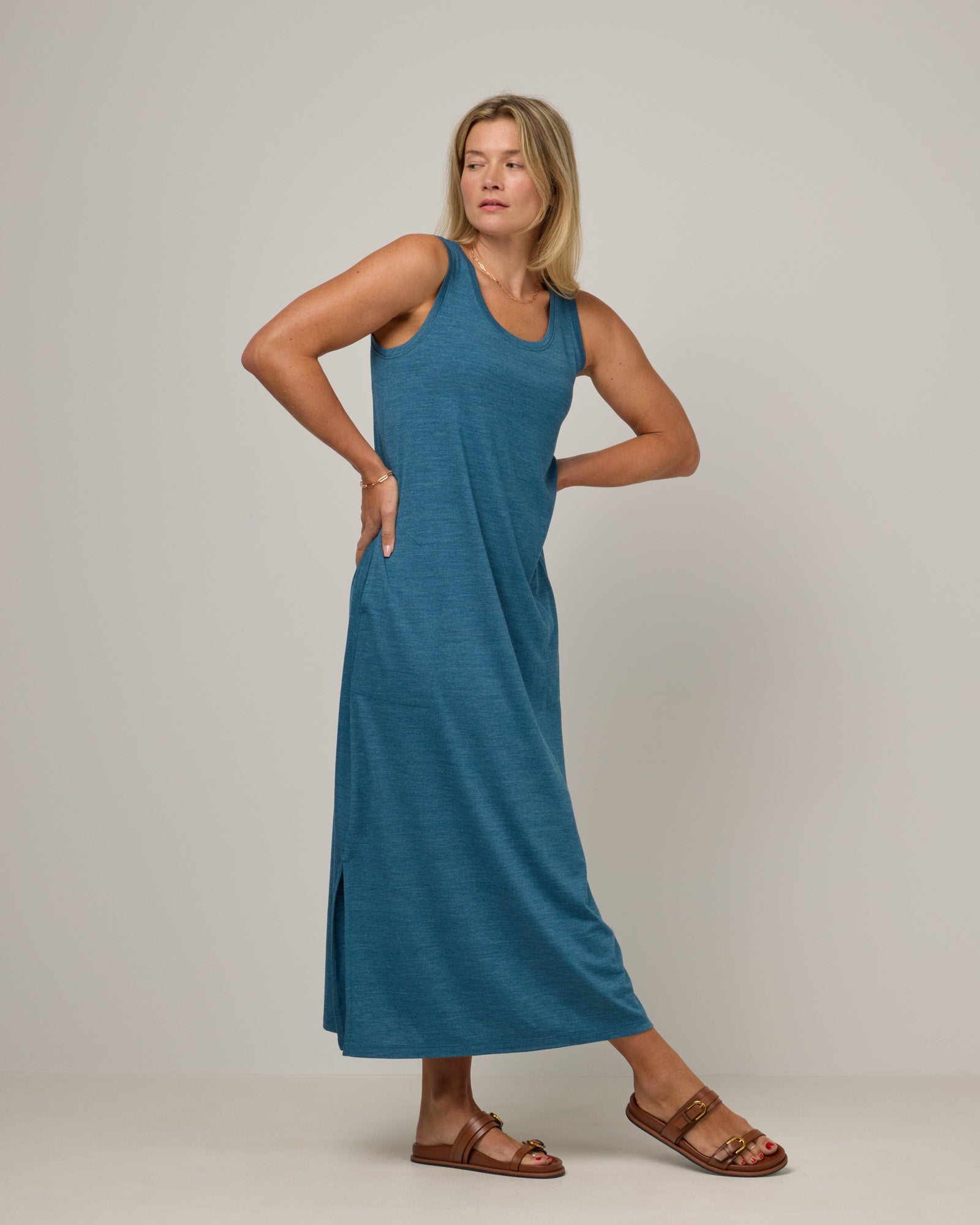 model-spec:Saasha is 5'9", wearing a size M