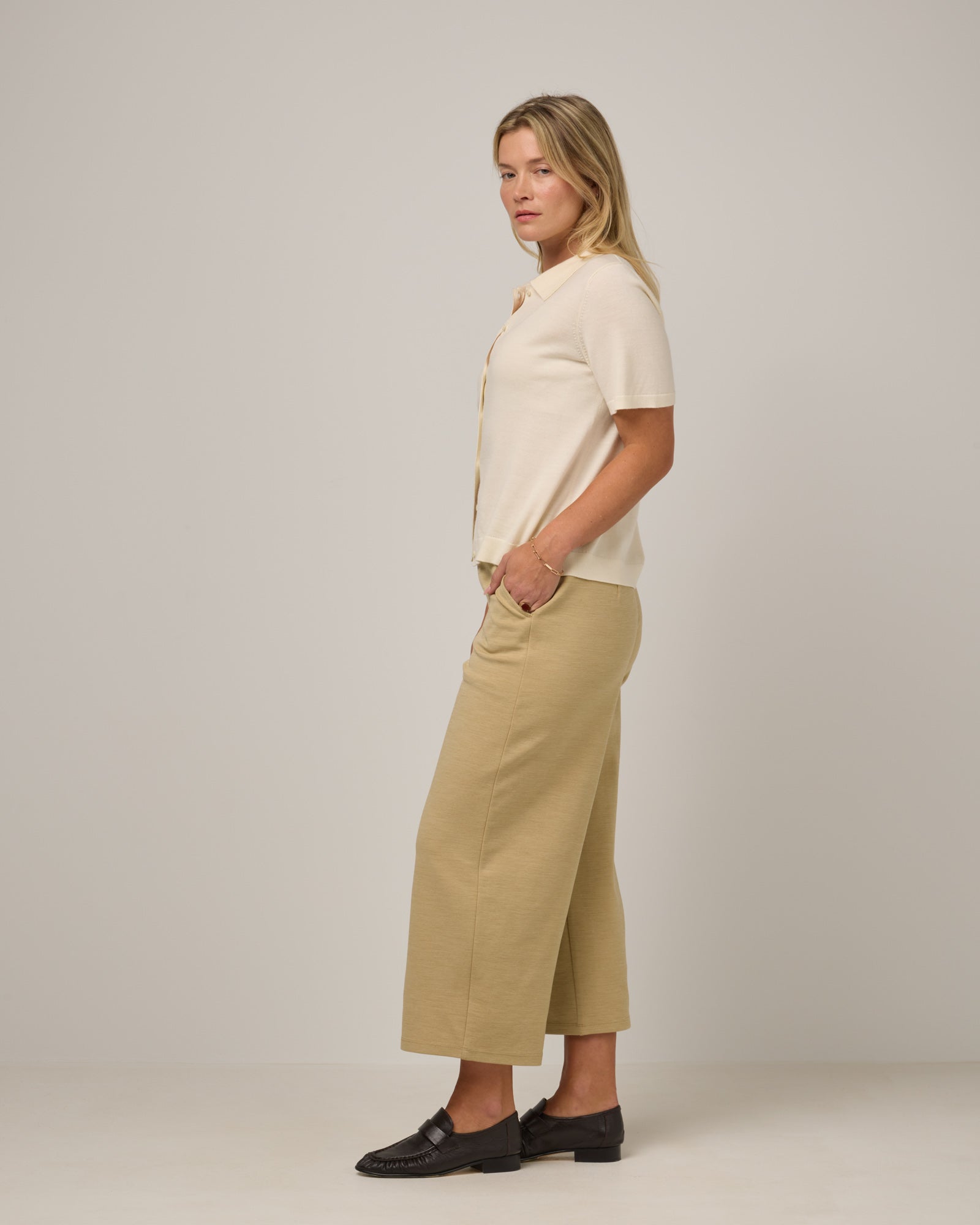 model-spec:Saasha is 5'9", wearing a size M Regular