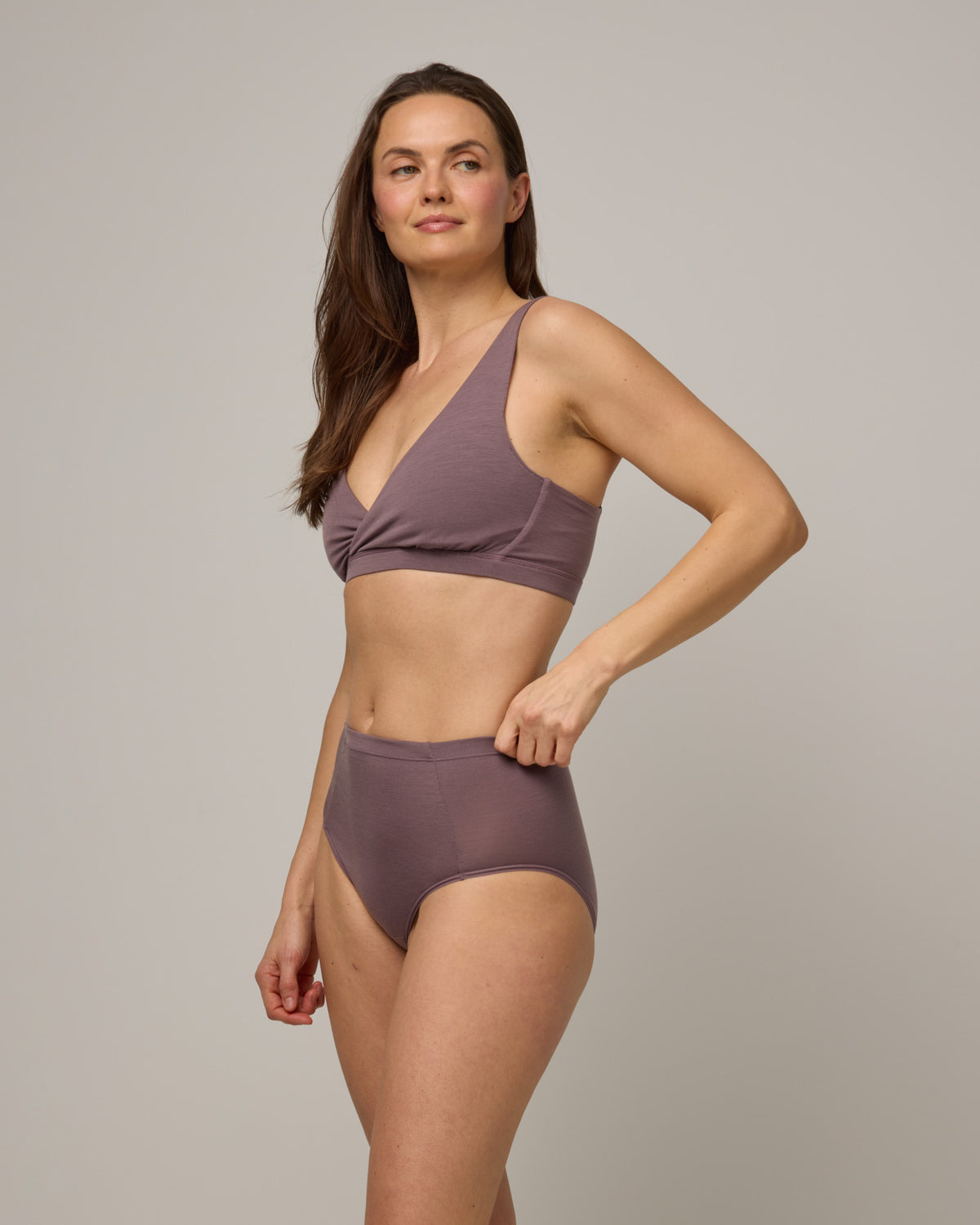 model-spec:Nicole's hips are 40.25", and she wears a size S