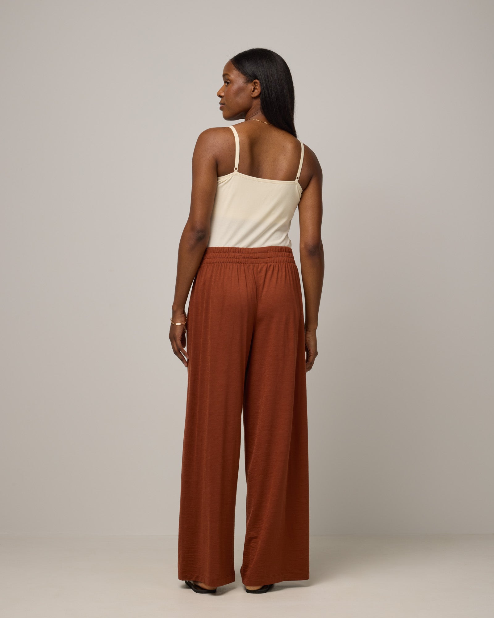 model-spec:Laah is 5'9", wearing a size M Regular