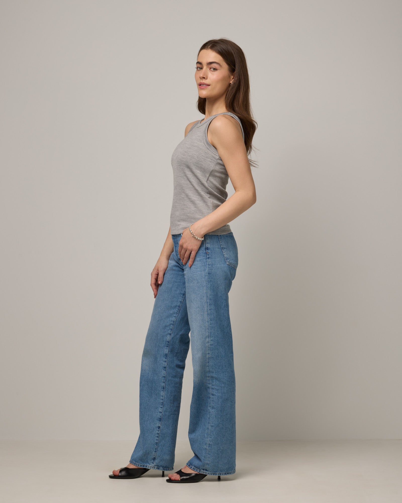 model-spec:Brenna is 5’7.5”, wearing a size XS