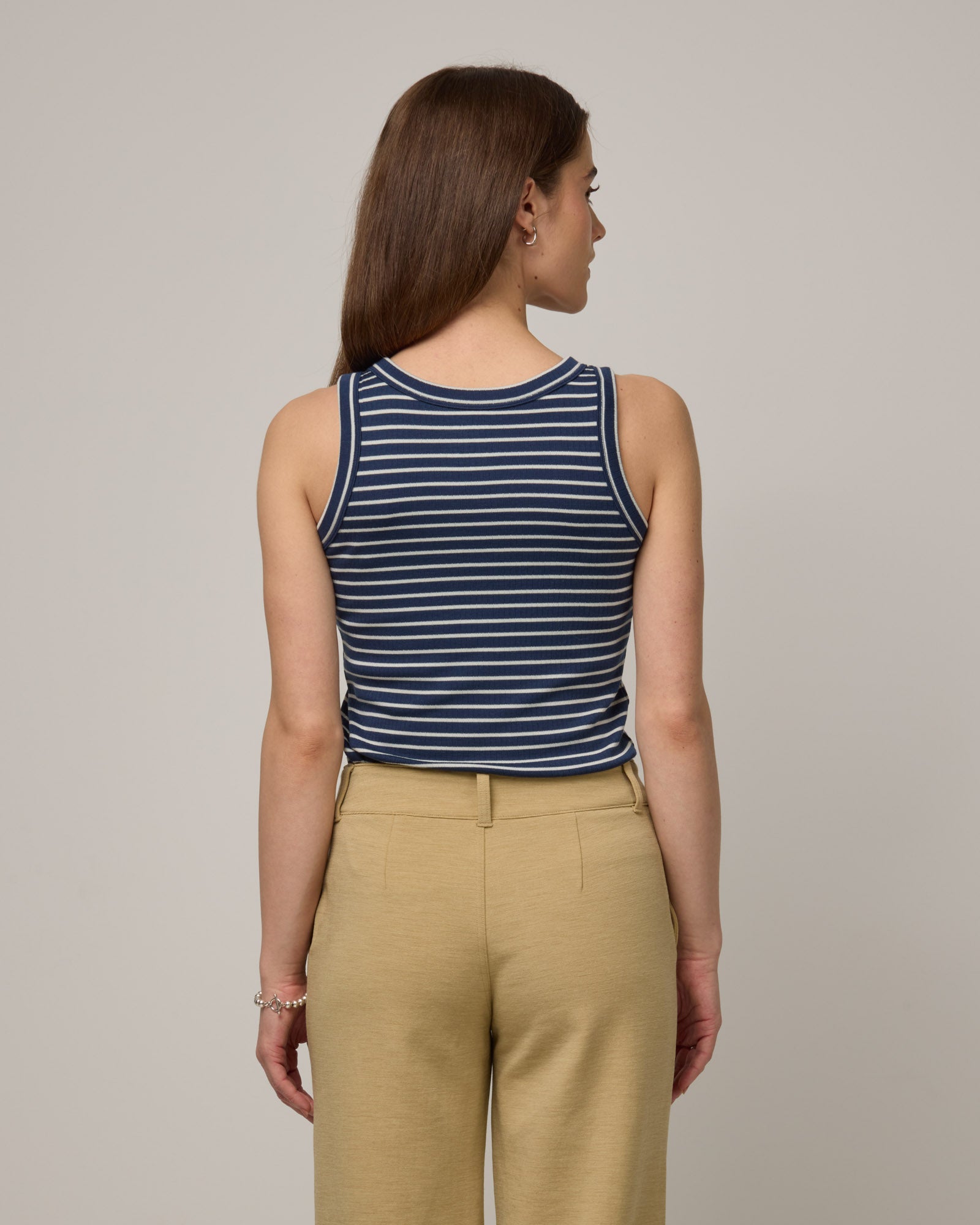 model-spec:Brenna is 5’7.5”, wearing a size XS