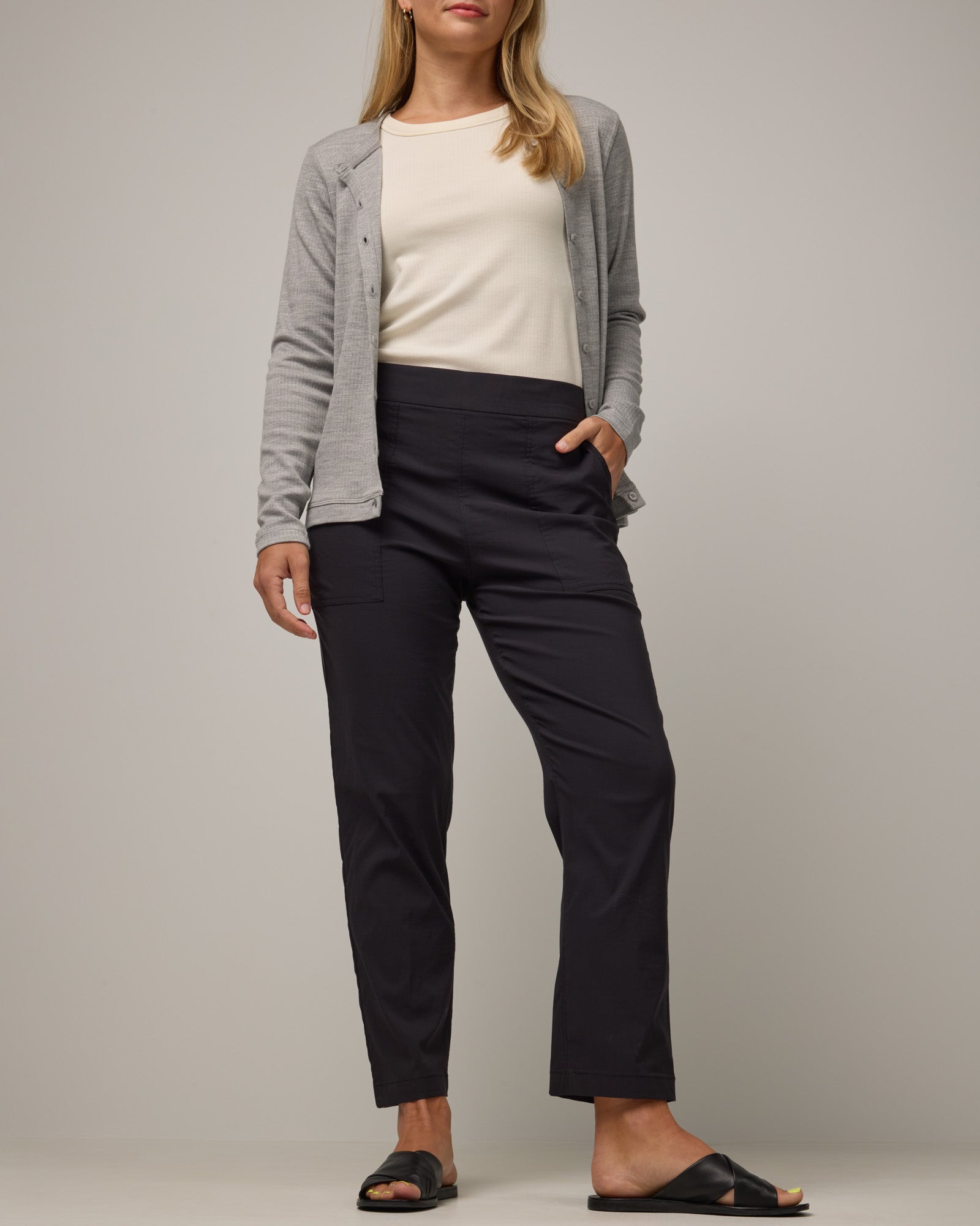 model-spec:Saasha is 5'9", wearing a size M Regular