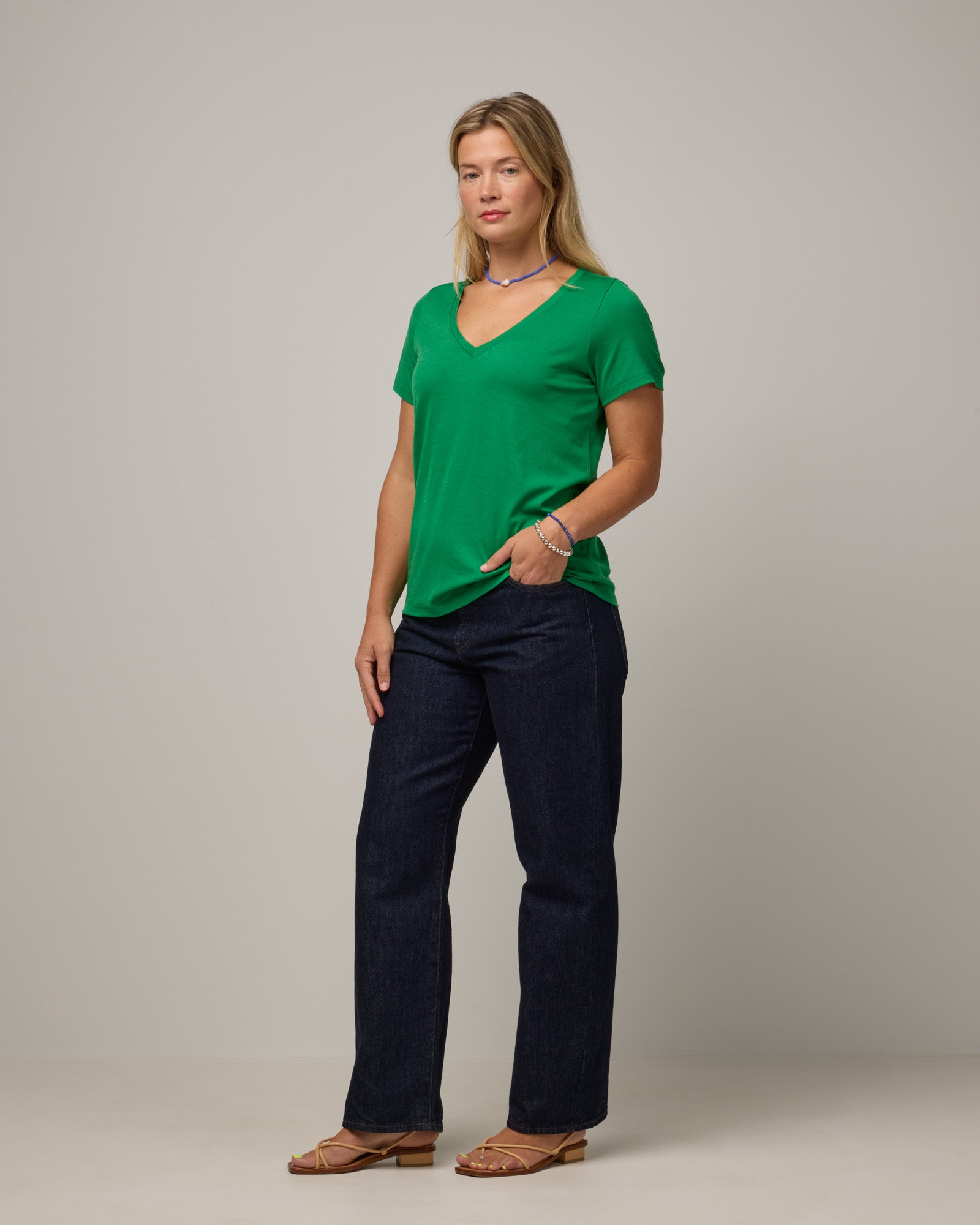 model-spec:Saasha is 5'9", wearing a size M