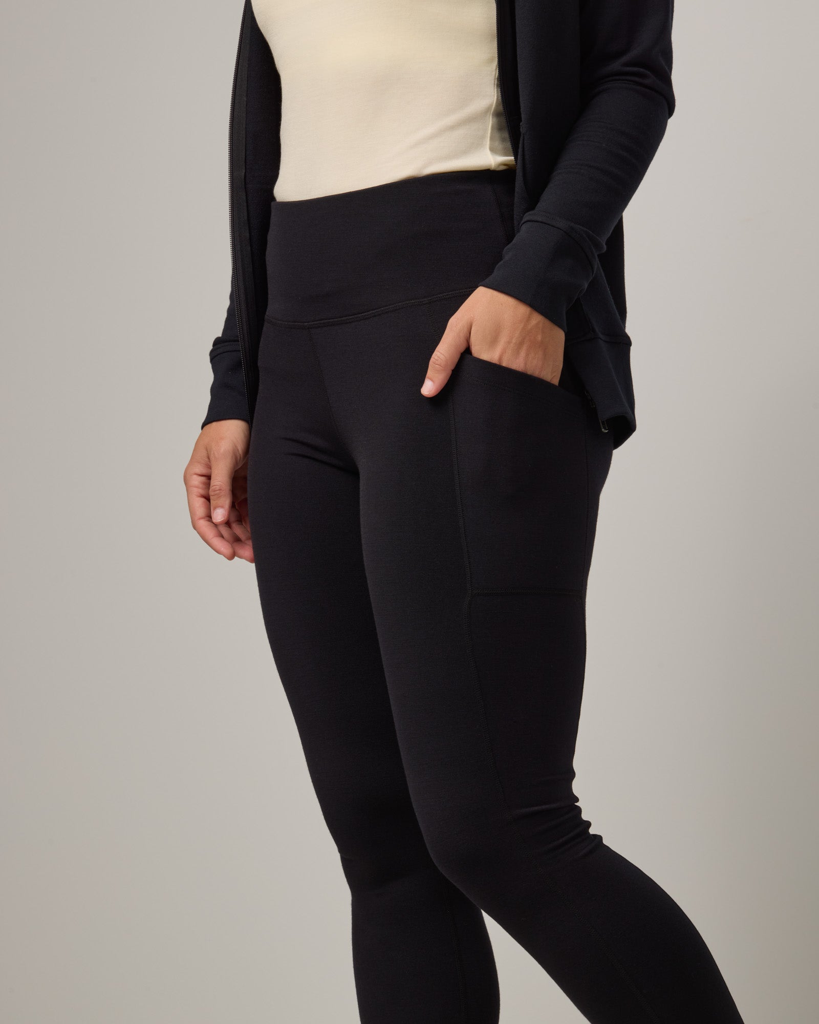 model-spec:Saasha is 5'9", wearing a size M