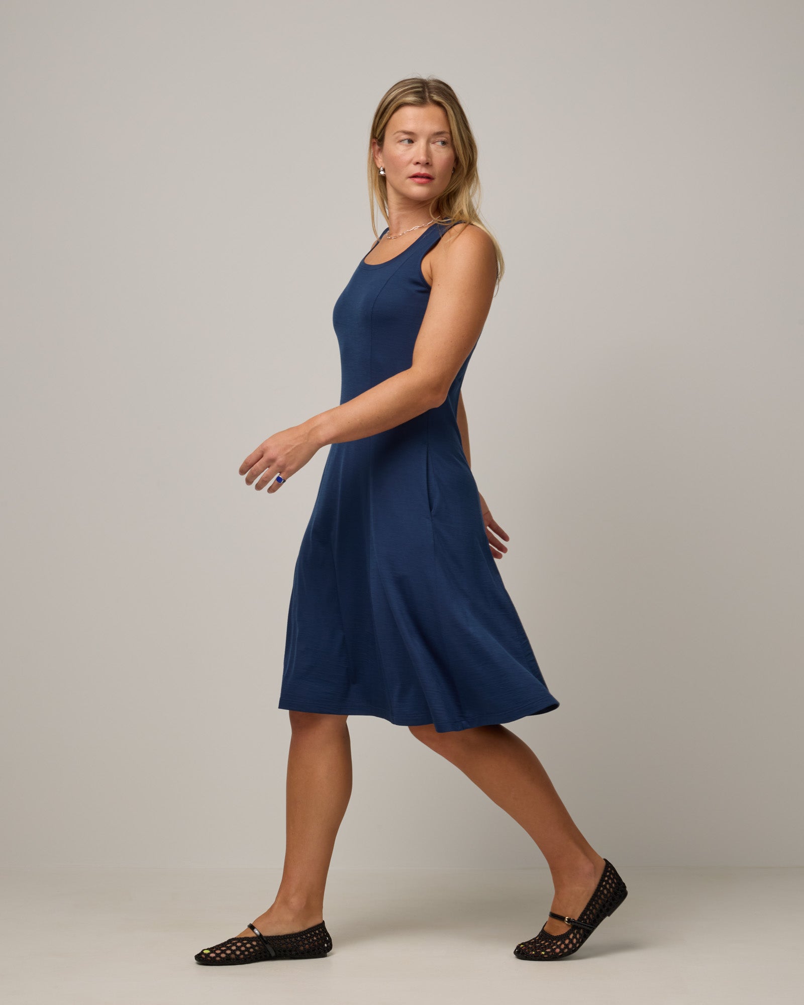 model-spec:Saasha is 5'9", wearing a size M