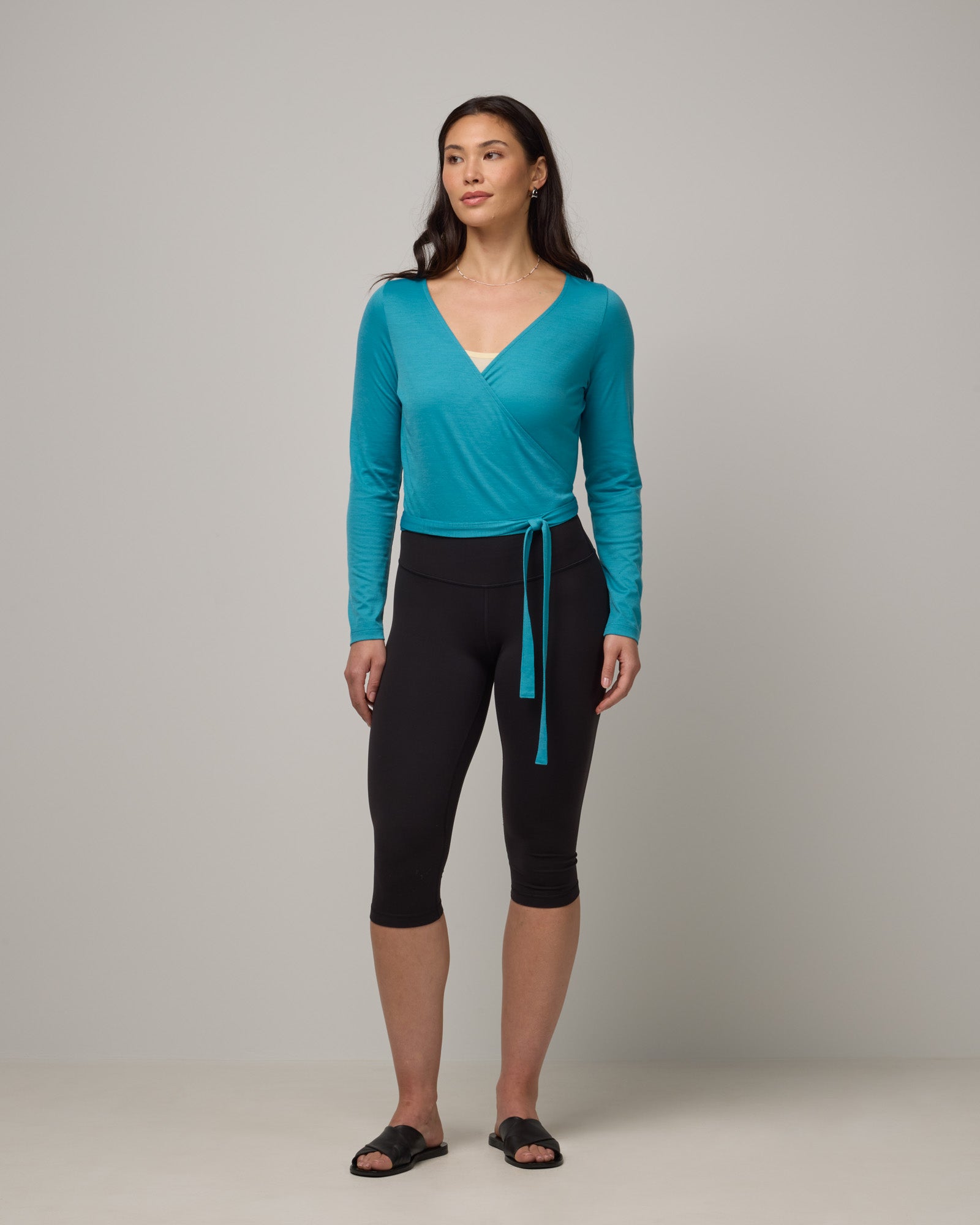 model-spec:Maile is 5'9", wearing a size M