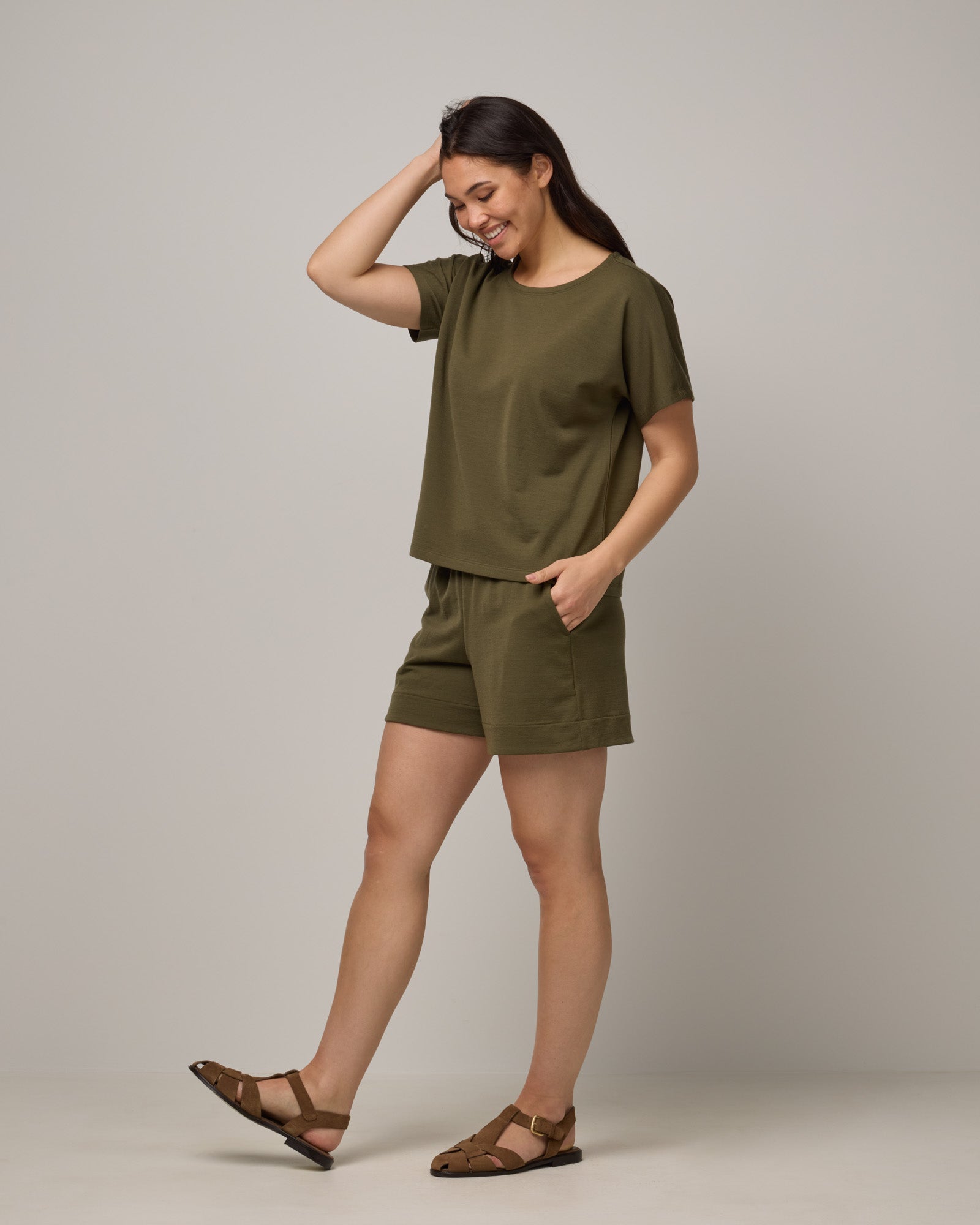 model-spec:Maile is 5'9", wearing a size M