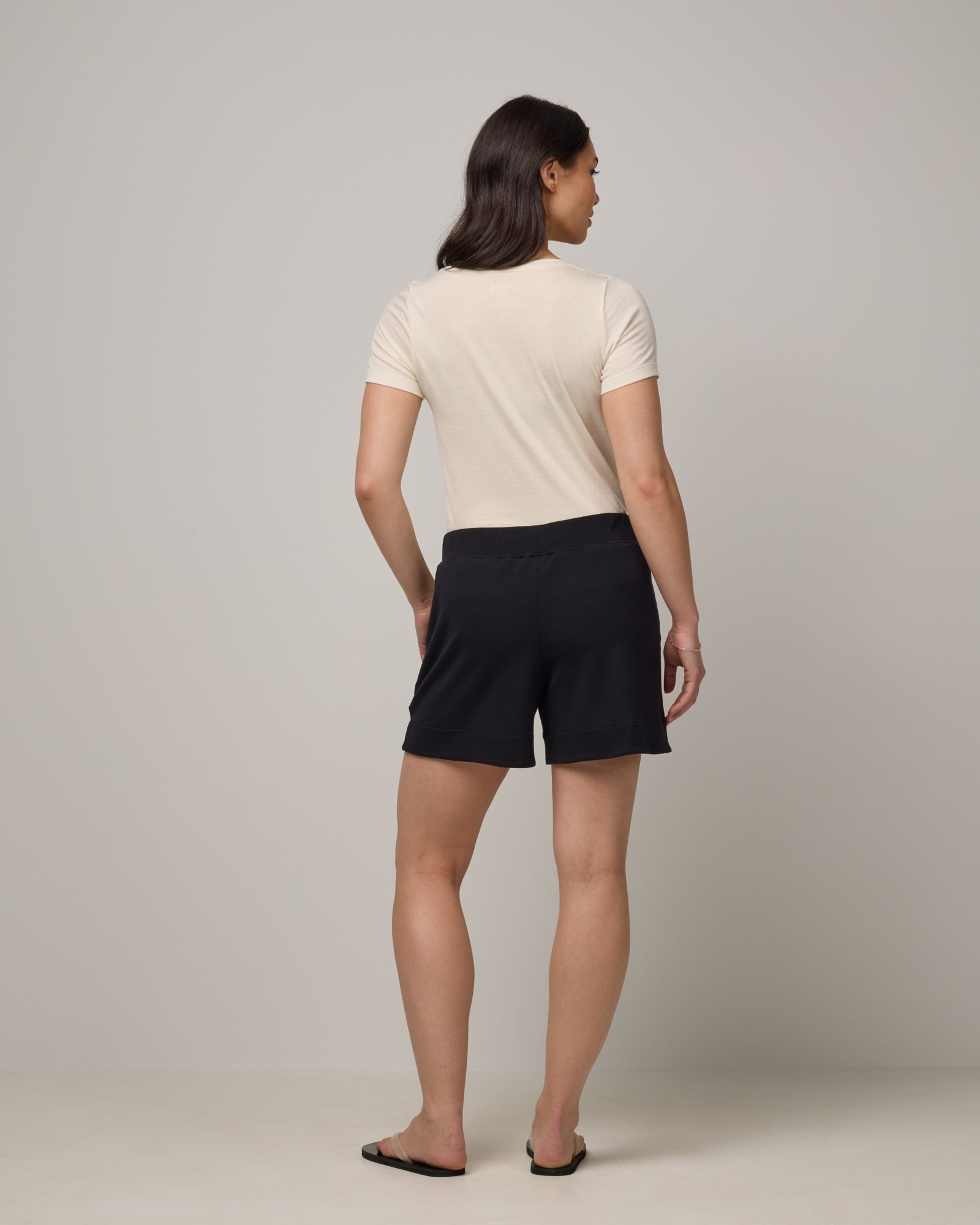 model-spec:Maile is 5'9", wearing a size M