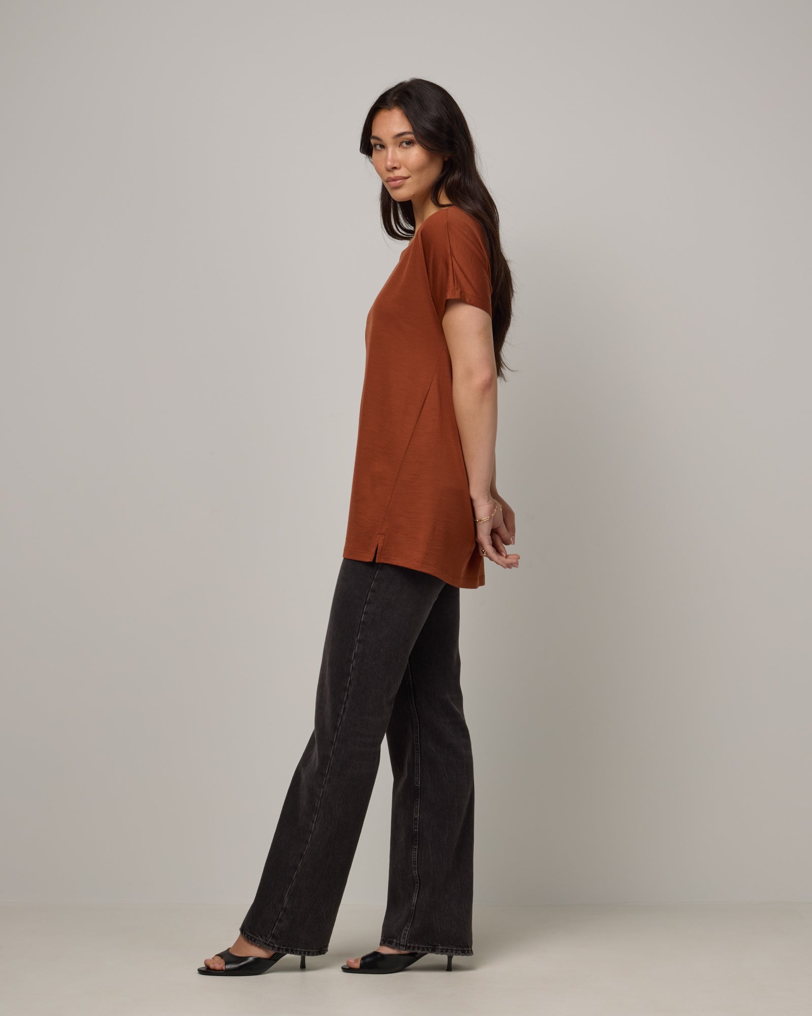 model-spec:Maile is 5'9", wearing a size M