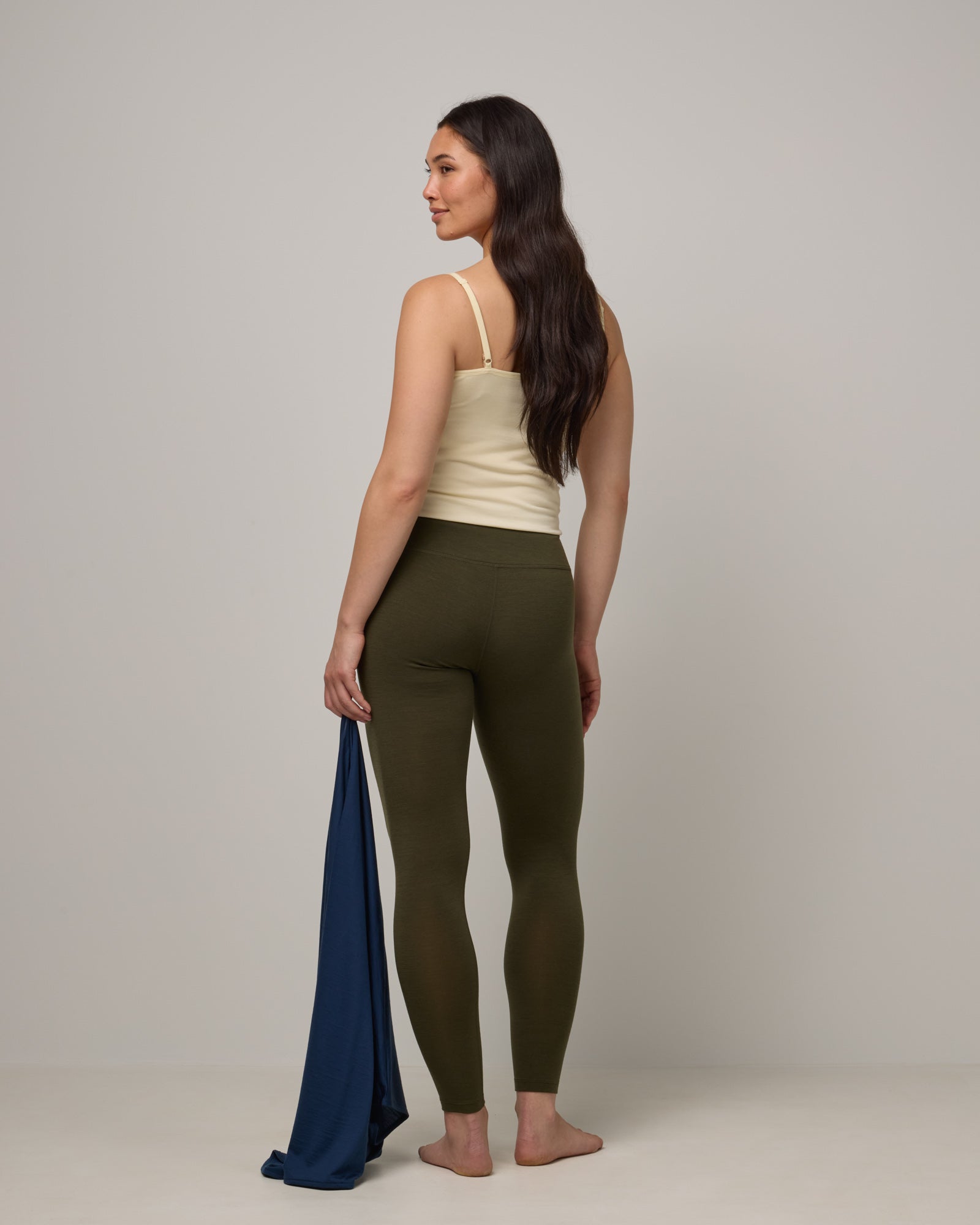 model-spec:Maile is is 5’9”, wearing a size M