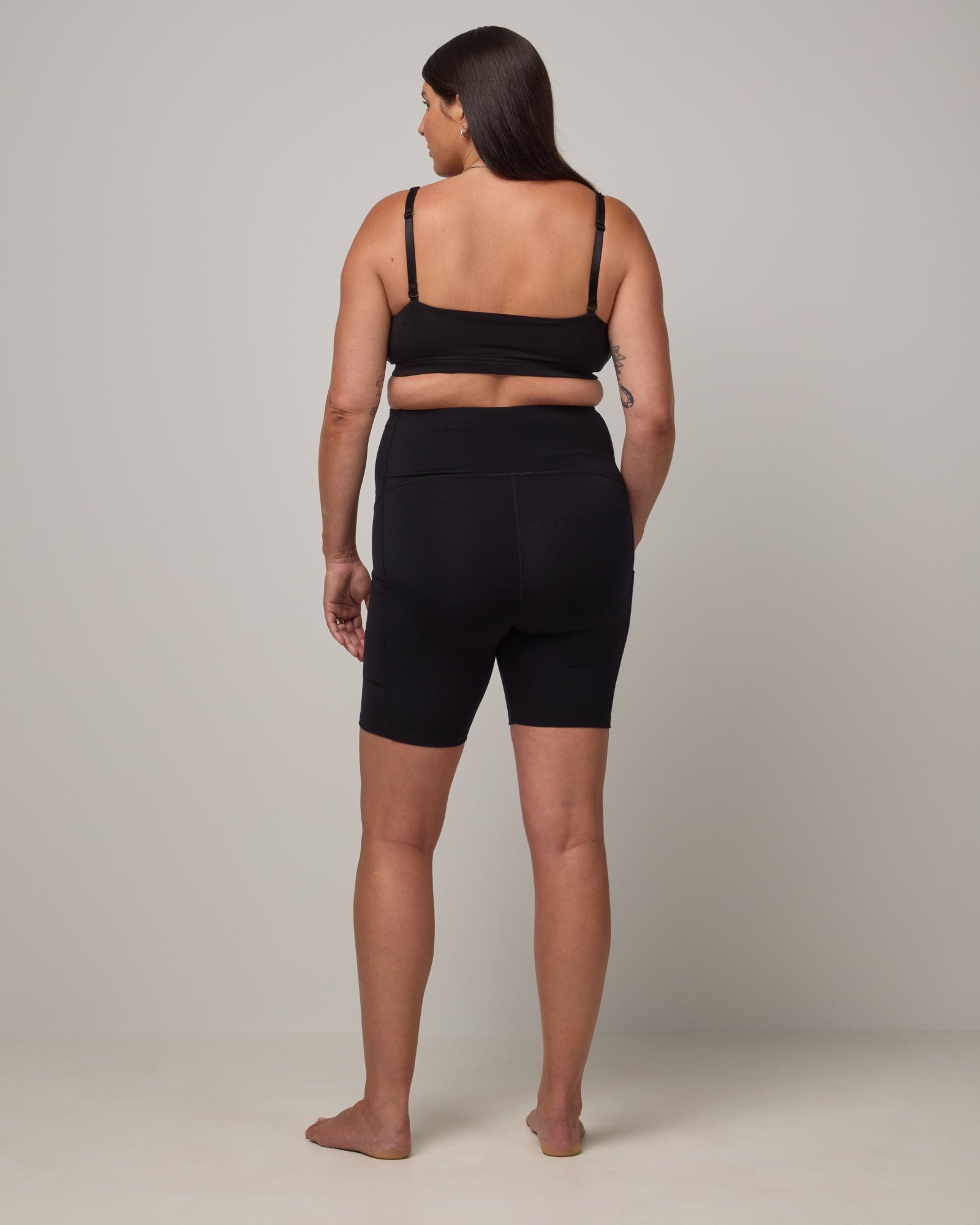 model-spec: Leann is 5'8" at 30 weeks, wearing a size M.