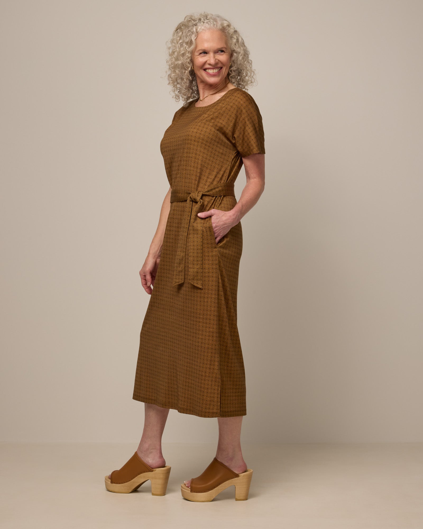 model-spec:Shannon is 5’6”, wearing a size S