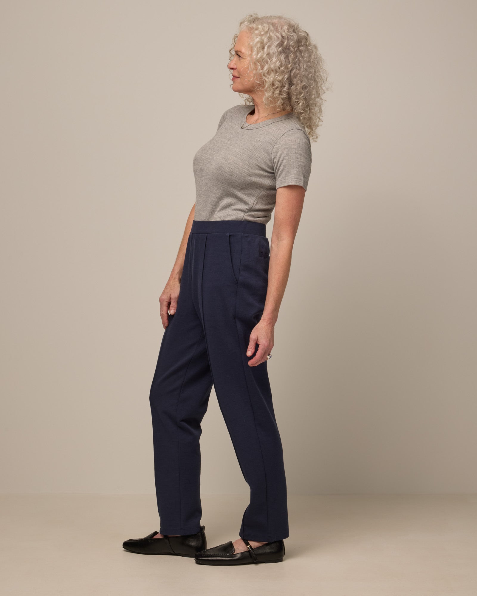model-spec:Shannon is 5’6”, wearing a size S Regular
