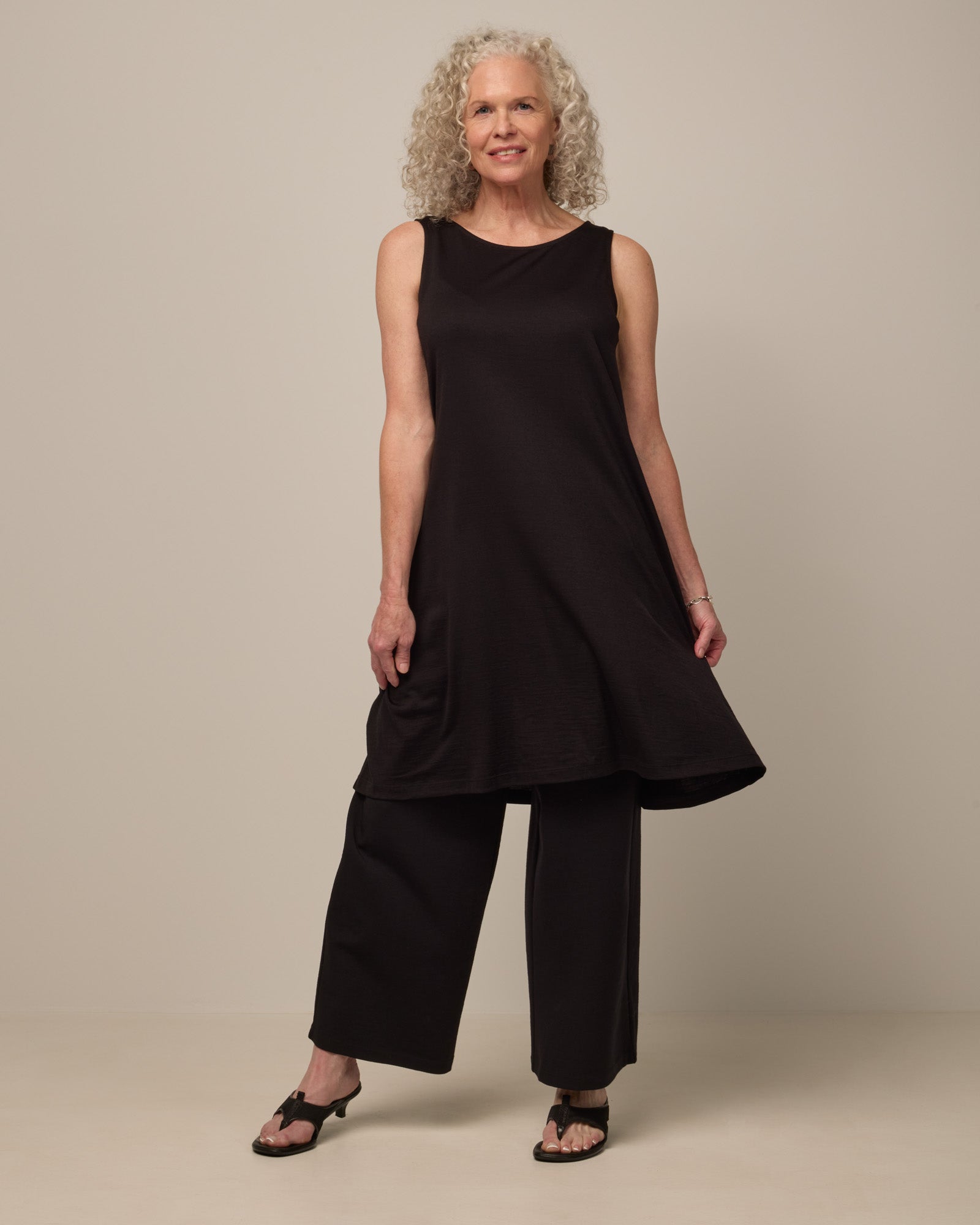 model-spec:Shannon is 5’6”, wearing a size S Regular