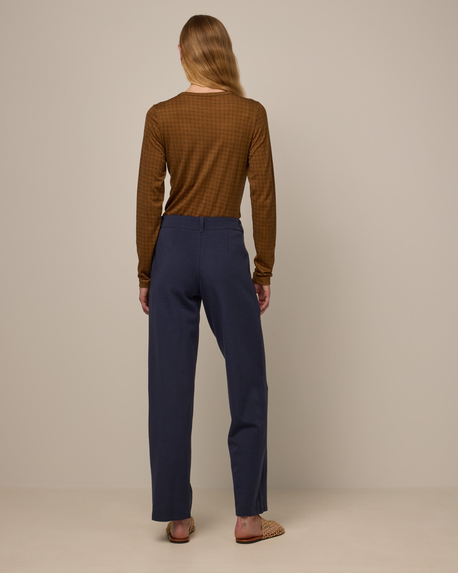 model-spec:Madison is 5’10” wearing a size S Regular