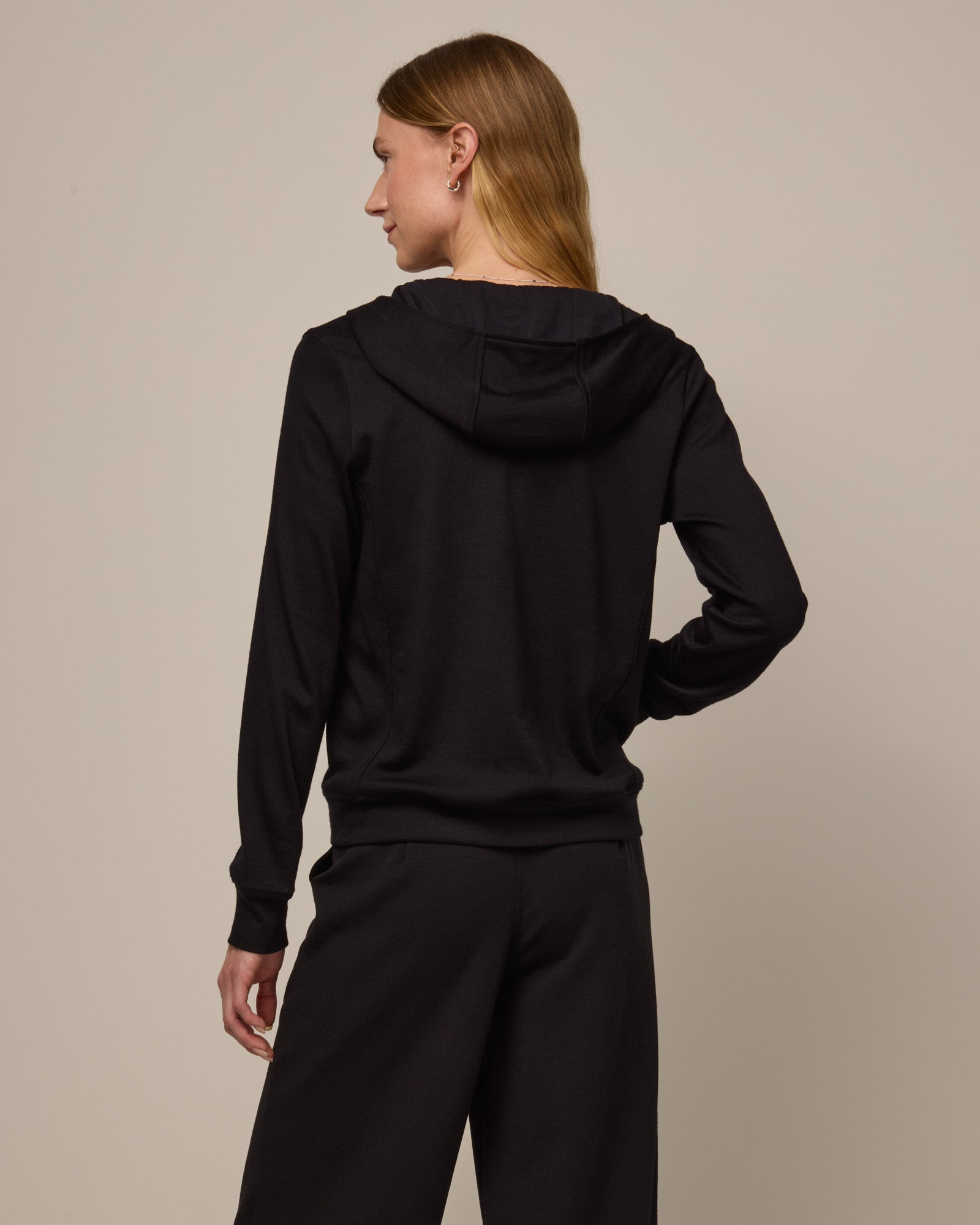 model-spec:Madison is 5’10” wearing a size S
