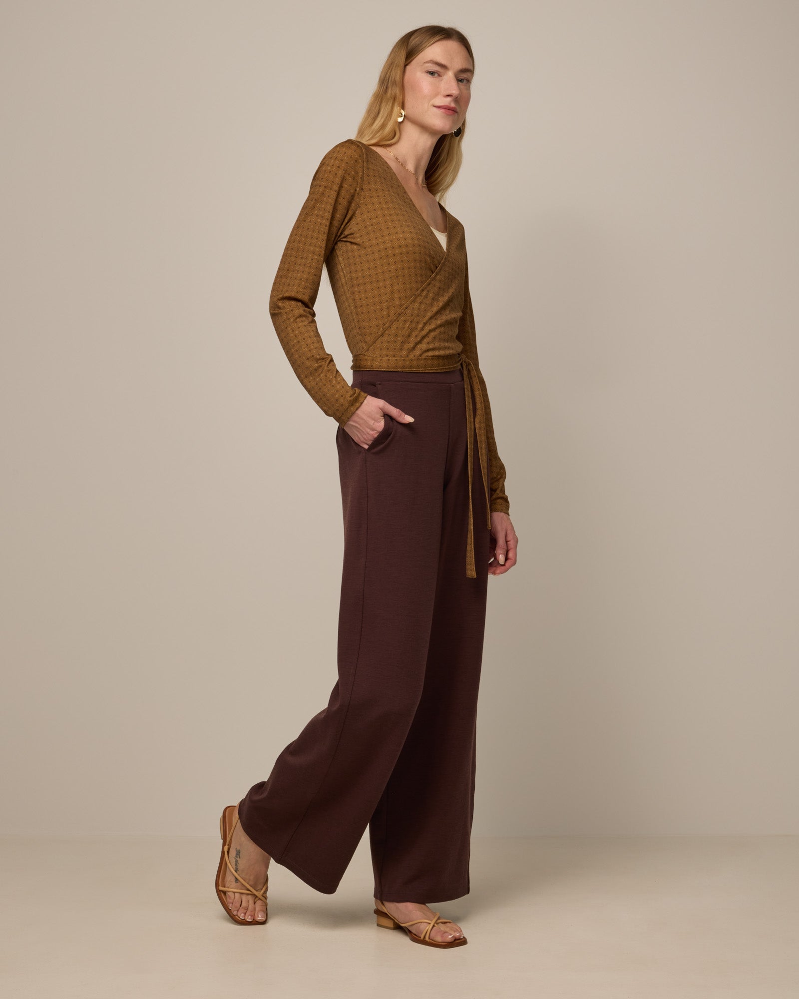 model-spec:Madison is 5’10” wearing a size S Regular