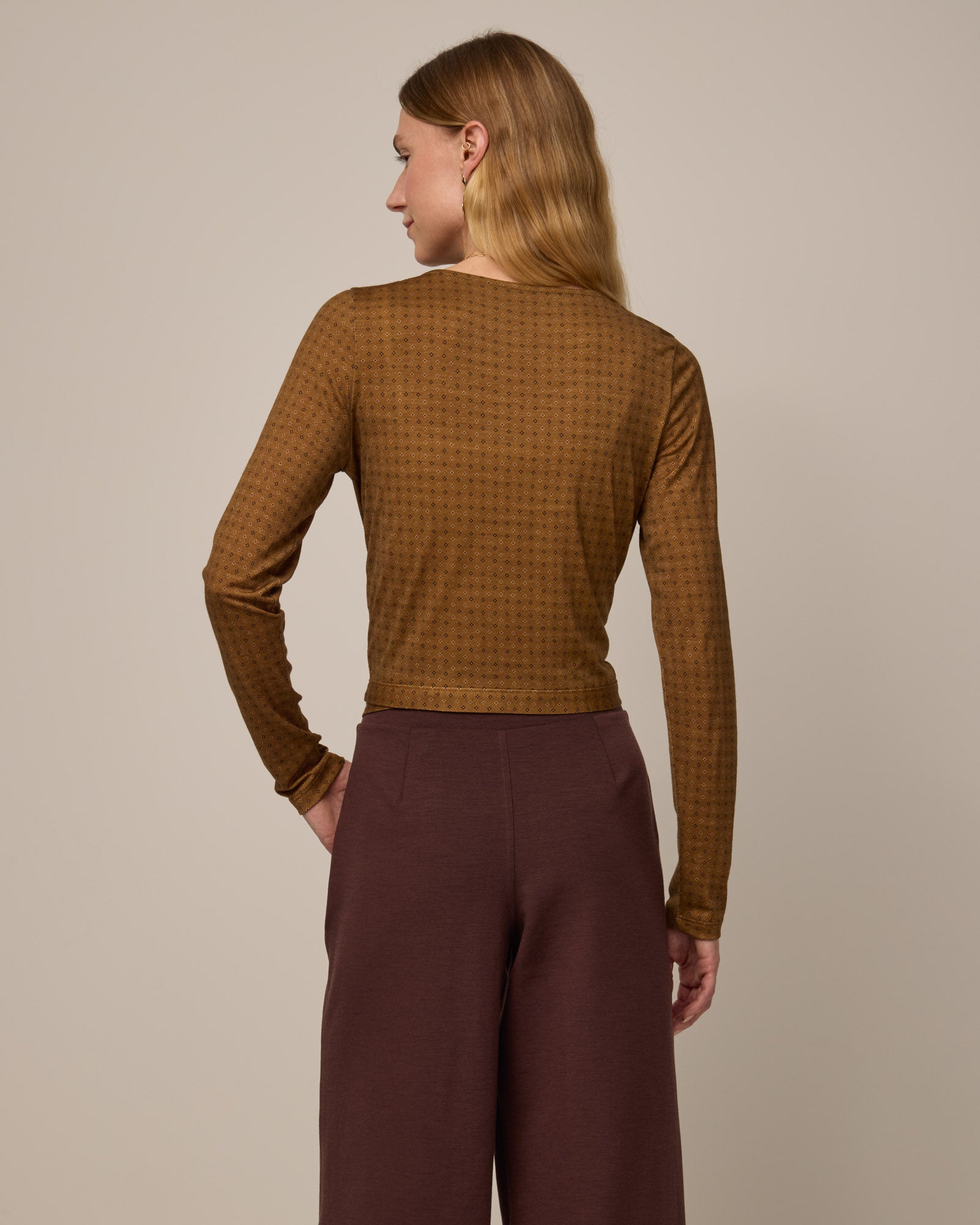 model-spec:Madison is 5’10” wearing a size S