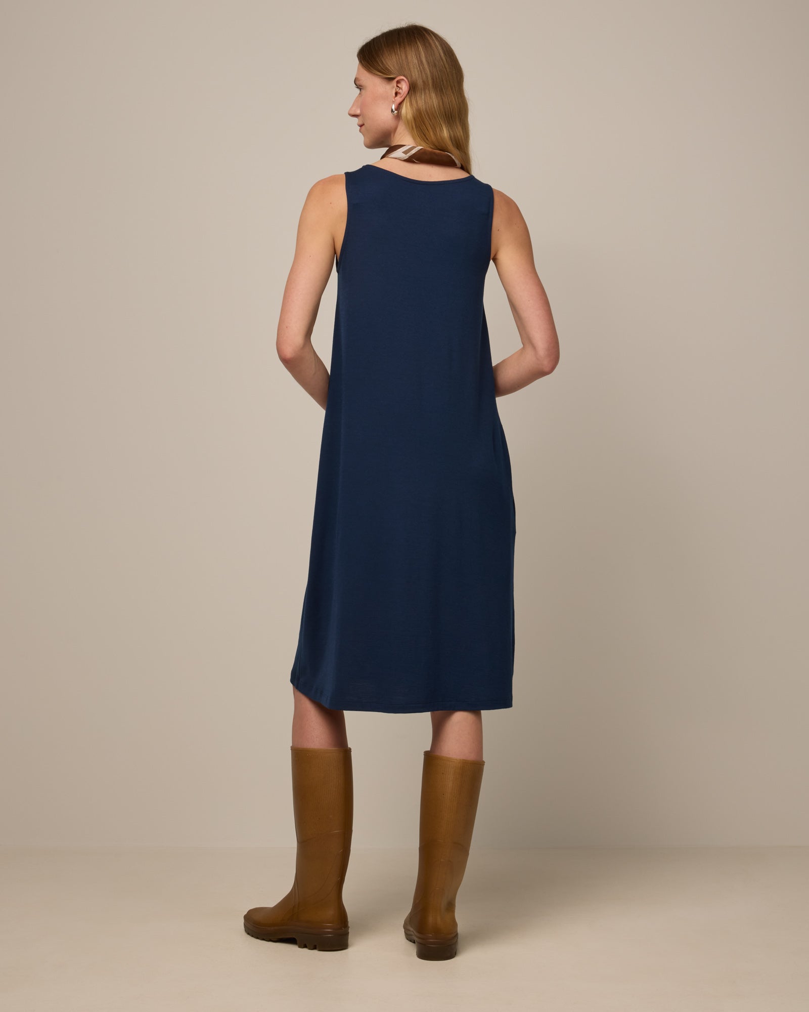 model-spec:Madison is 5’10” wearing a size S Long