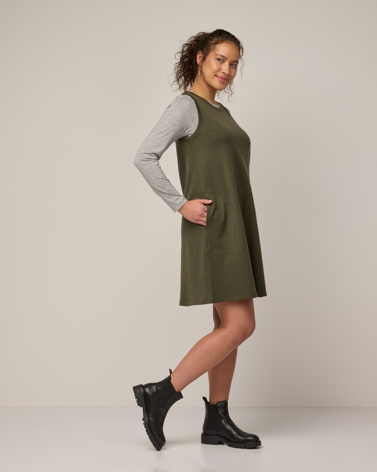 model-spec:Sadie is 5'9", wearing a size M